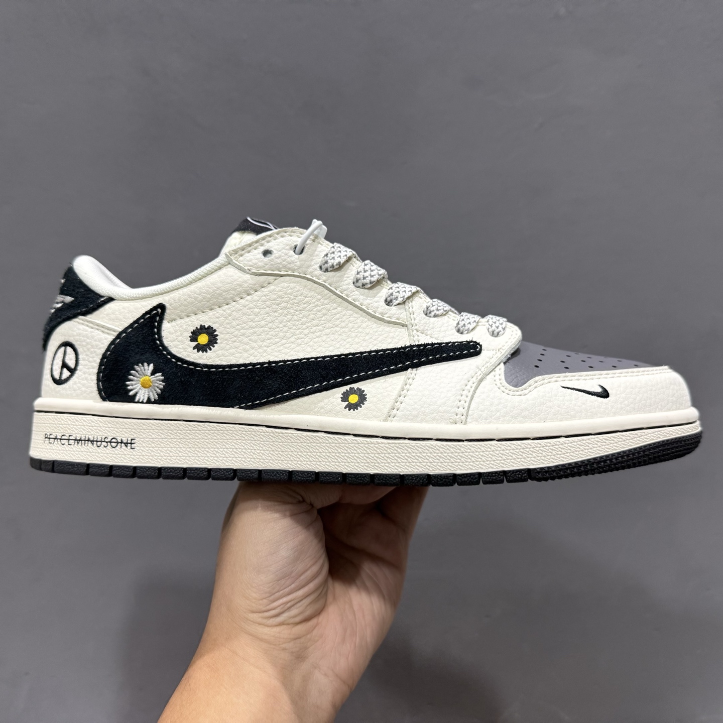 Travis Scott x Fragment Design x Air Jordan 1 Low SP AJ1 乔1联名 雏菊米灰黑 低帮文化休闲板鞋 QW5088-207 Travis Scott x Fragment Design x Air Jordan 1 Low SP AJ1 乔1联名 雏菊米灰黑 低帮文化休闲板鞋 QW5088-207
