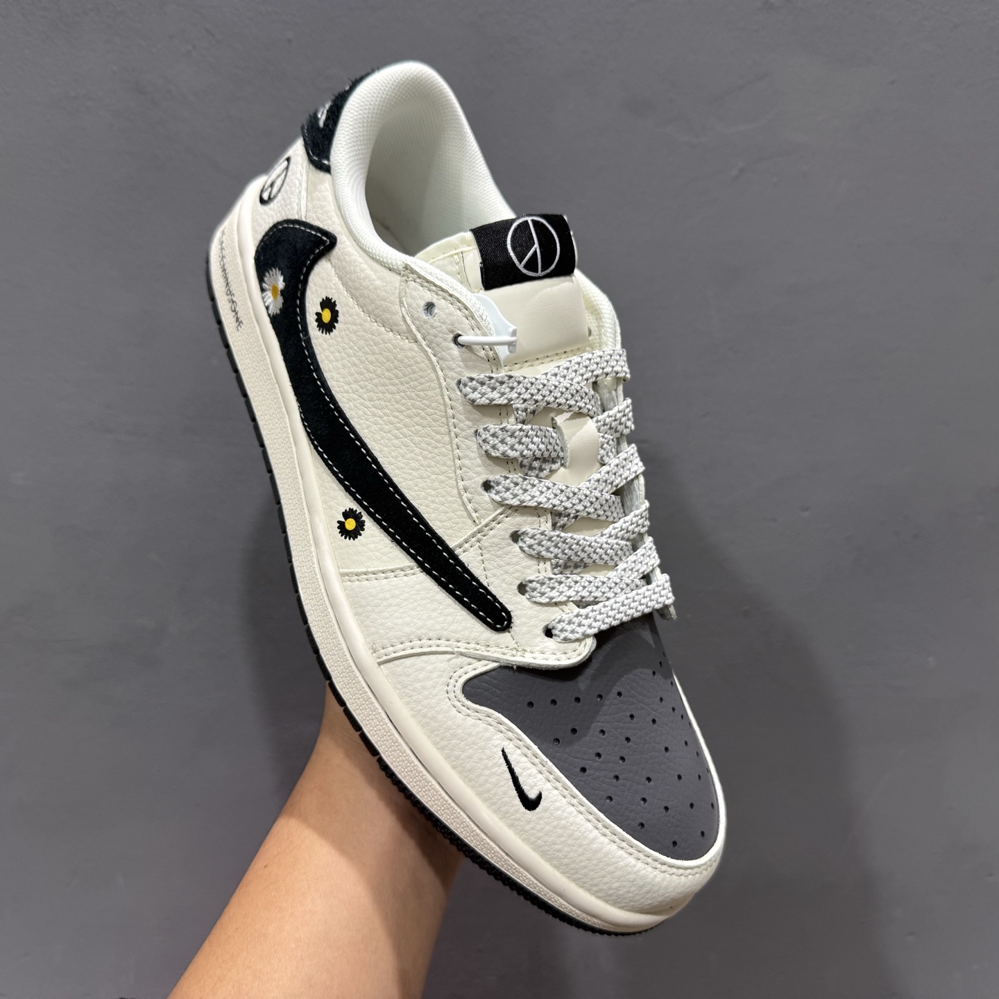 Travis Scott x Fragment Design x Air Jordan 1 Low SP AJ1 乔1联名 雏菊米灰黑 低帮文化休闲板鞋 QW5088-207 Travis Scott x Fragment Design x Air Jordan 1 Low SP AJ1 乔1联名 雏菊米灰黑 低帮文化休闲板鞋 QW5088-207