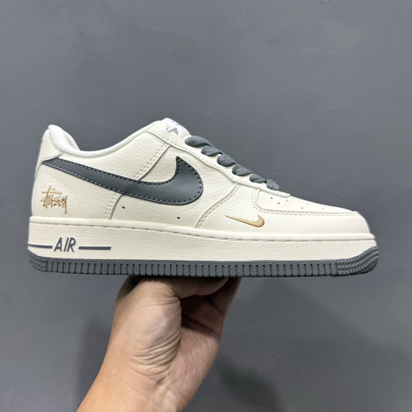 NIke Air Force 1 ’07 Low “斯图西联名–米深灰金标”空军一号 低帮 XX3168-223