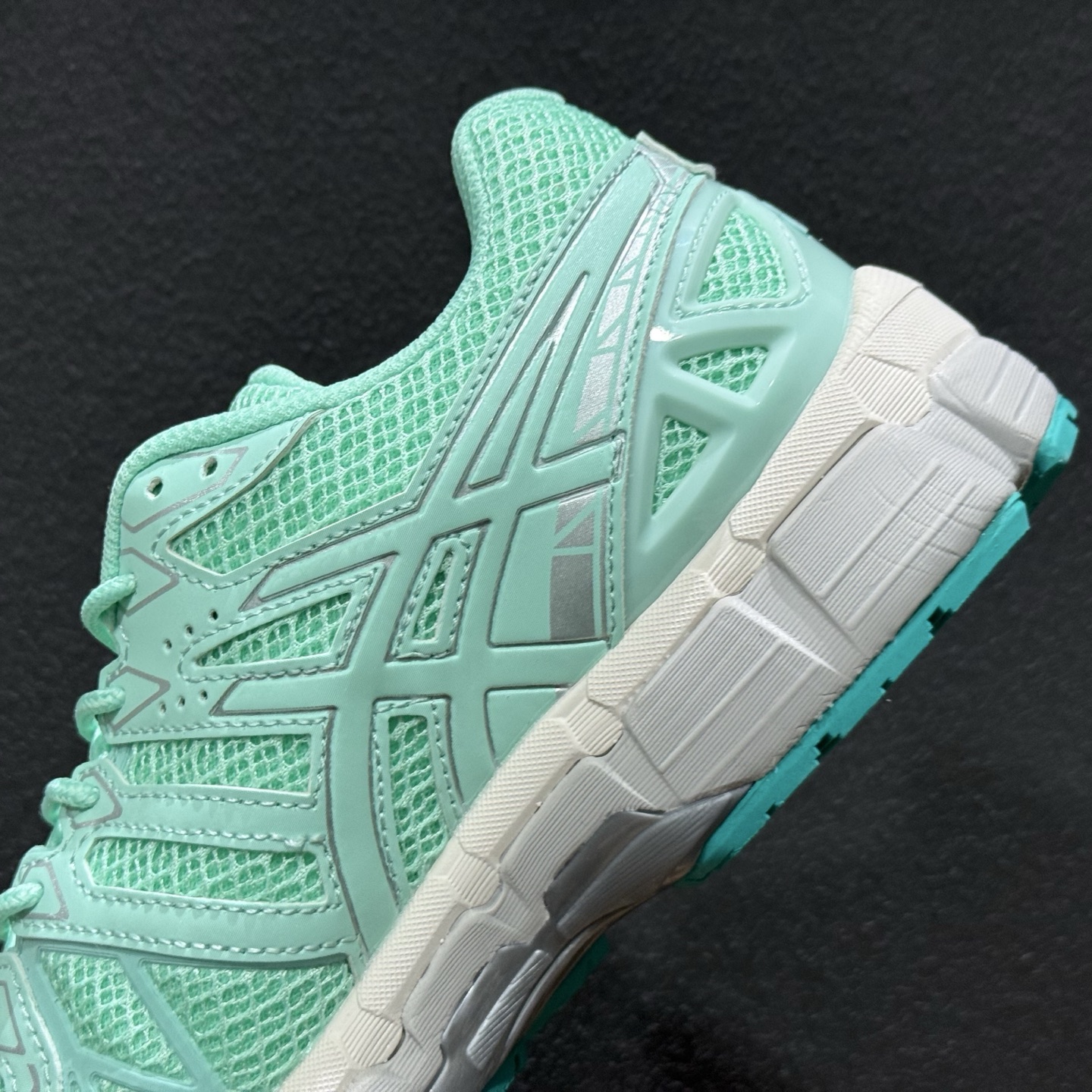 ASICS/亚瑟士GEL-NYC透气网眼鞋面配合部分合成革材质 1203A758-300