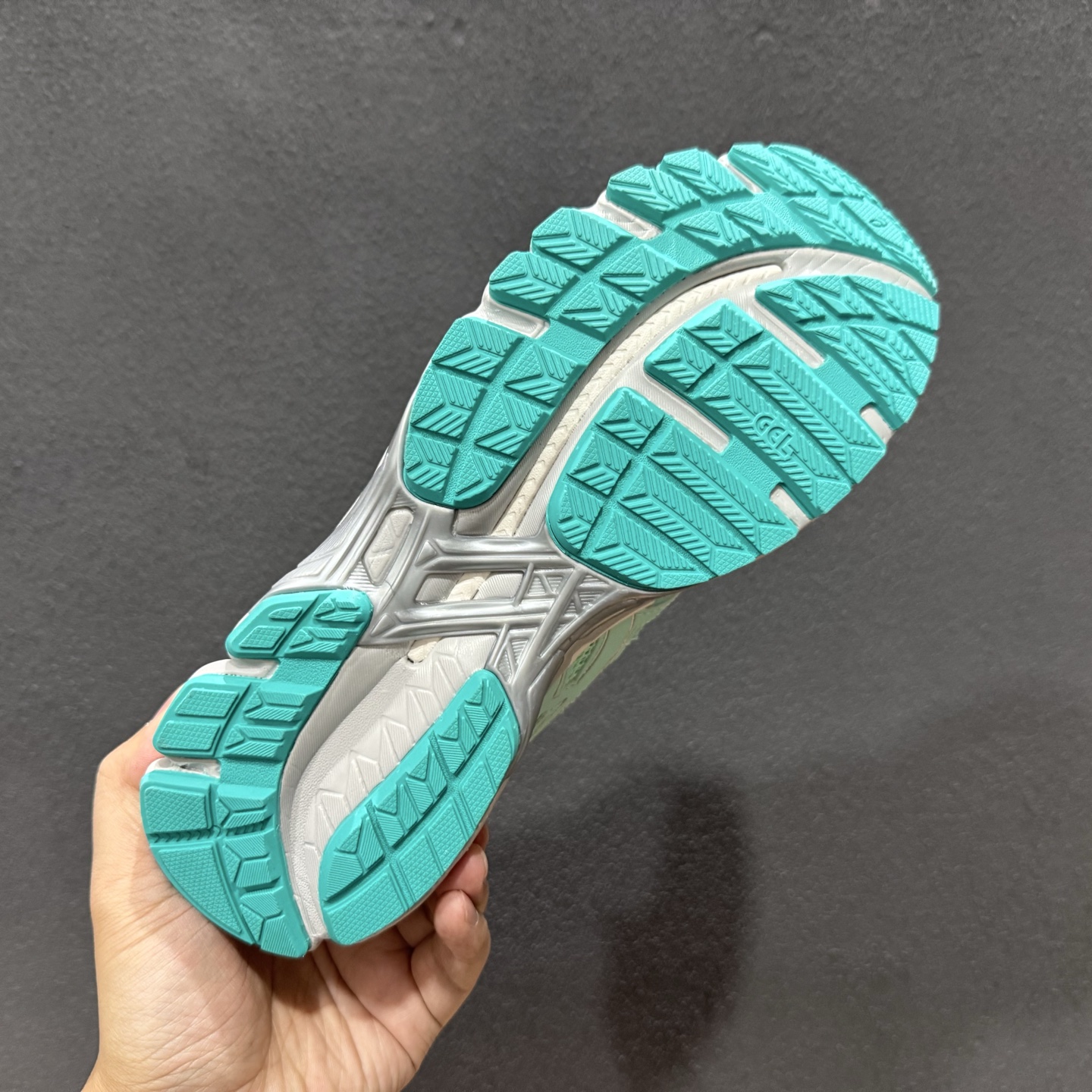 ASICS/亚瑟士GEL-NYC透气网眼鞋面配合部分合成革材质 1203A758-300