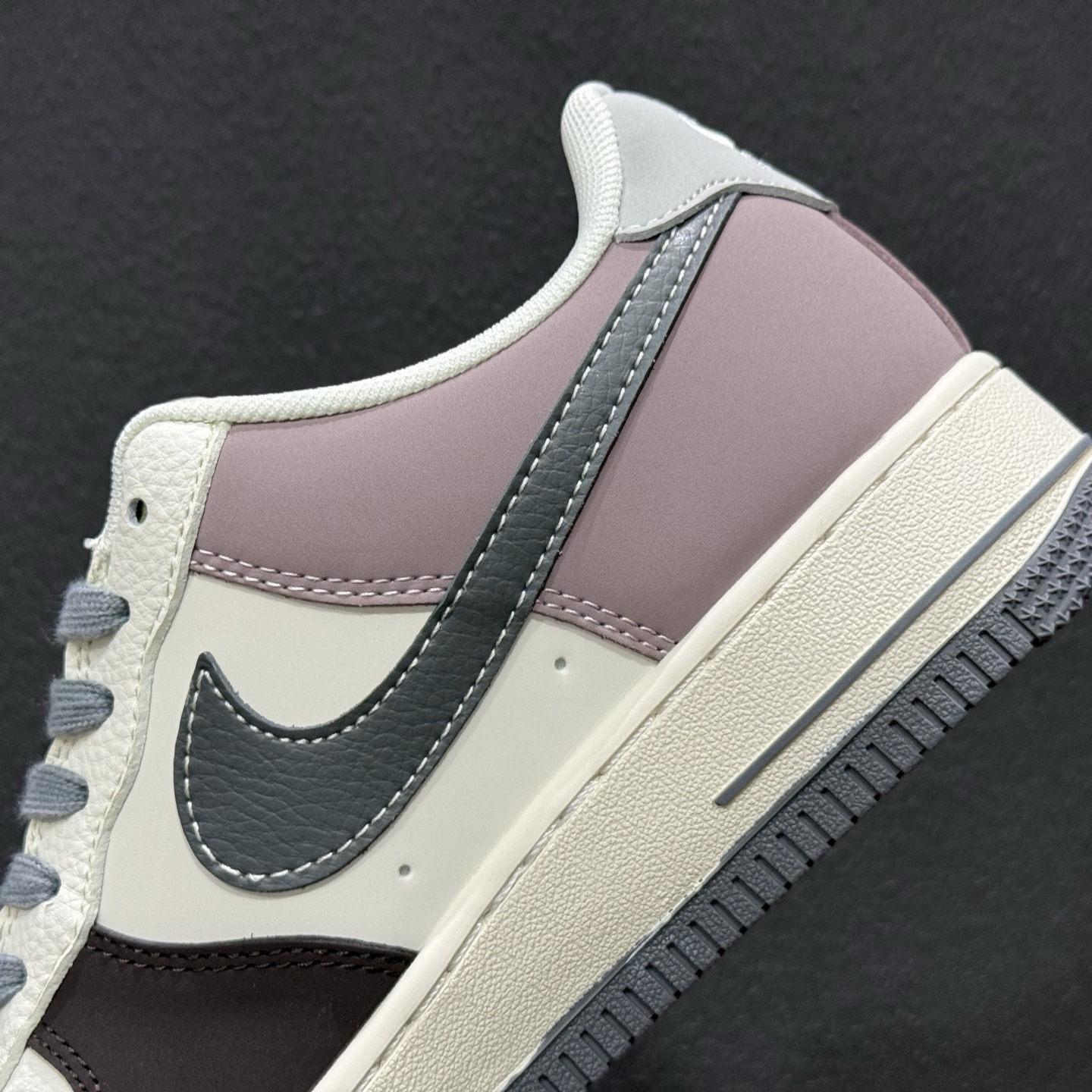 Nike Air Force 1 '07 Low “北面联名——米灰黑涂鸦勾”空军一号 高端定制 低帮 运动鞋 休闲鞋 QW5606-271 Nike Air Force 1 '07 Low “北面联名——米灰黑涂鸦勾”空军一号 高端定制 低帮 运动鞋 休闲鞋 QW5606-271