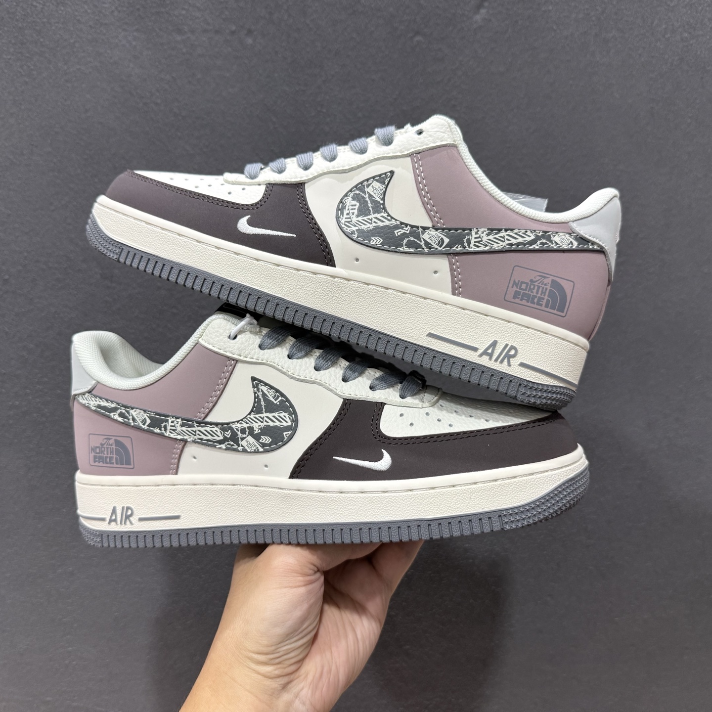 Nike Air Force 1 '07 Low “北面联名——米灰黑涂鸦勾”空军一号 高端定制 低帮 运动鞋 休闲鞋 QW5606-271 Nike Air Force 1 '07 Low “北面联名——米灰黑涂鸦勾”空军一号 高端定制 低帮 运动鞋 休闲鞋 QW5606-271