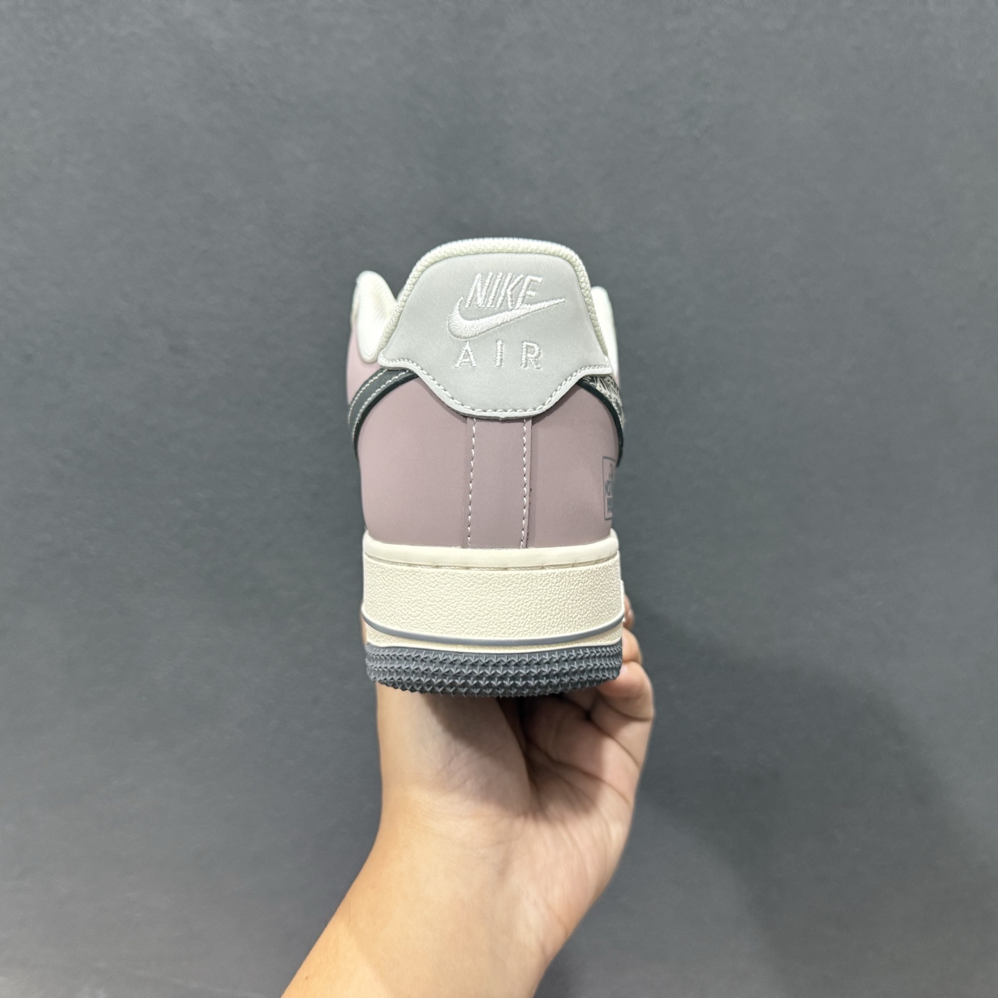 Nike Air Force 1 '07 Low “北面联名——米灰黑涂鸦勾”空军一号 高端定制 低帮 运动鞋 休闲鞋 QW5606-271 Nike Air Force 1 '07 Low “北面联名——米灰黑涂鸦勾”空军一号 高端定制 低帮 运动鞋 休闲鞋 QW5606-271