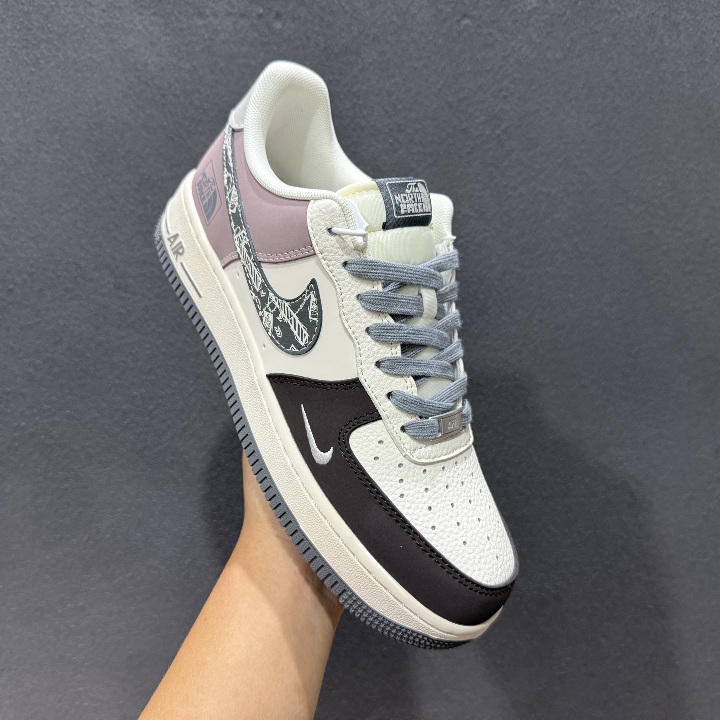 Nike Air Force 1 '07 Low “北面联名——米灰黑涂鸦勾”空军一号 高端定制 低帮 运动鞋 休闲鞋 QW5606-271 Nike Air Force 1 '07 Low “北面联名——米灰黑涂鸦勾”空军一号 高端定制 低帮 运动鞋 休闲鞋 QW5606-271