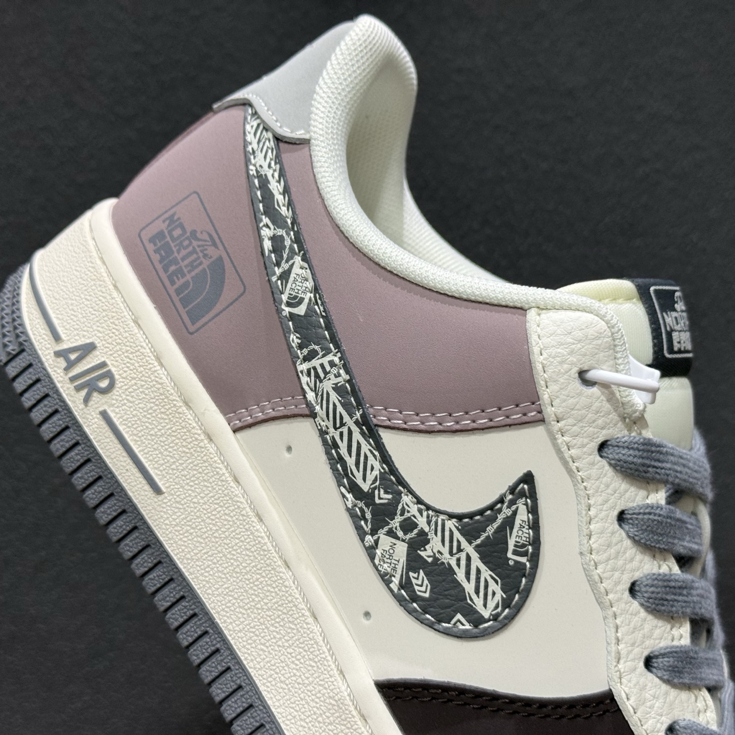 Nike Air Force 1 '07 Low “北面联名——米灰黑涂鸦勾”空军一号 高端定制 低帮 运动鞋 休闲鞋 QW5606-271 Nike Air Force 1 '07 Low “北面联名——米灰黑涂鸦勾”空军一号 高端定制 低帮 运动鞋 休闲鞋 QW5606-271