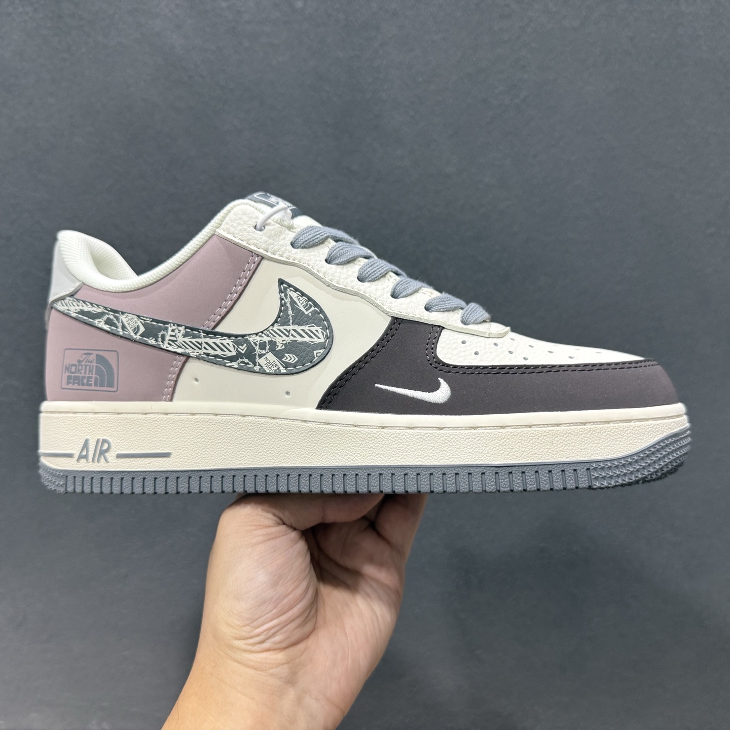 Nike Air Force 1 ’07 Low “北面联名——米灰黑涂鸦勾”空军一号 高端定制 低帮 运动鞋 休闲鞋 QW5606-271 Nike Air Force 1 ’07 Low “北面联名——米灰黑涂鸦勾”空军一号 高端定制 低帮 运动鞋 休闲鞋 QW5606-271