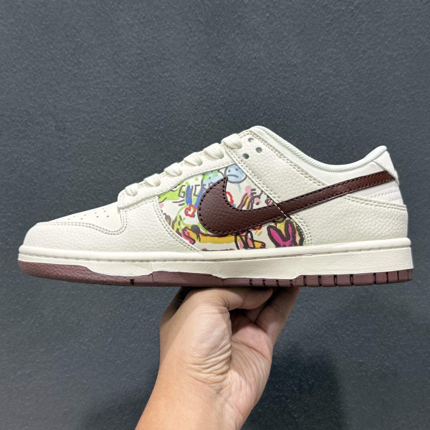 280 海Nike SB Dunk Low “迪奥联名——涂鸦米酒红勾” 高端定制 低帮休闲板鞋 QW5836-033