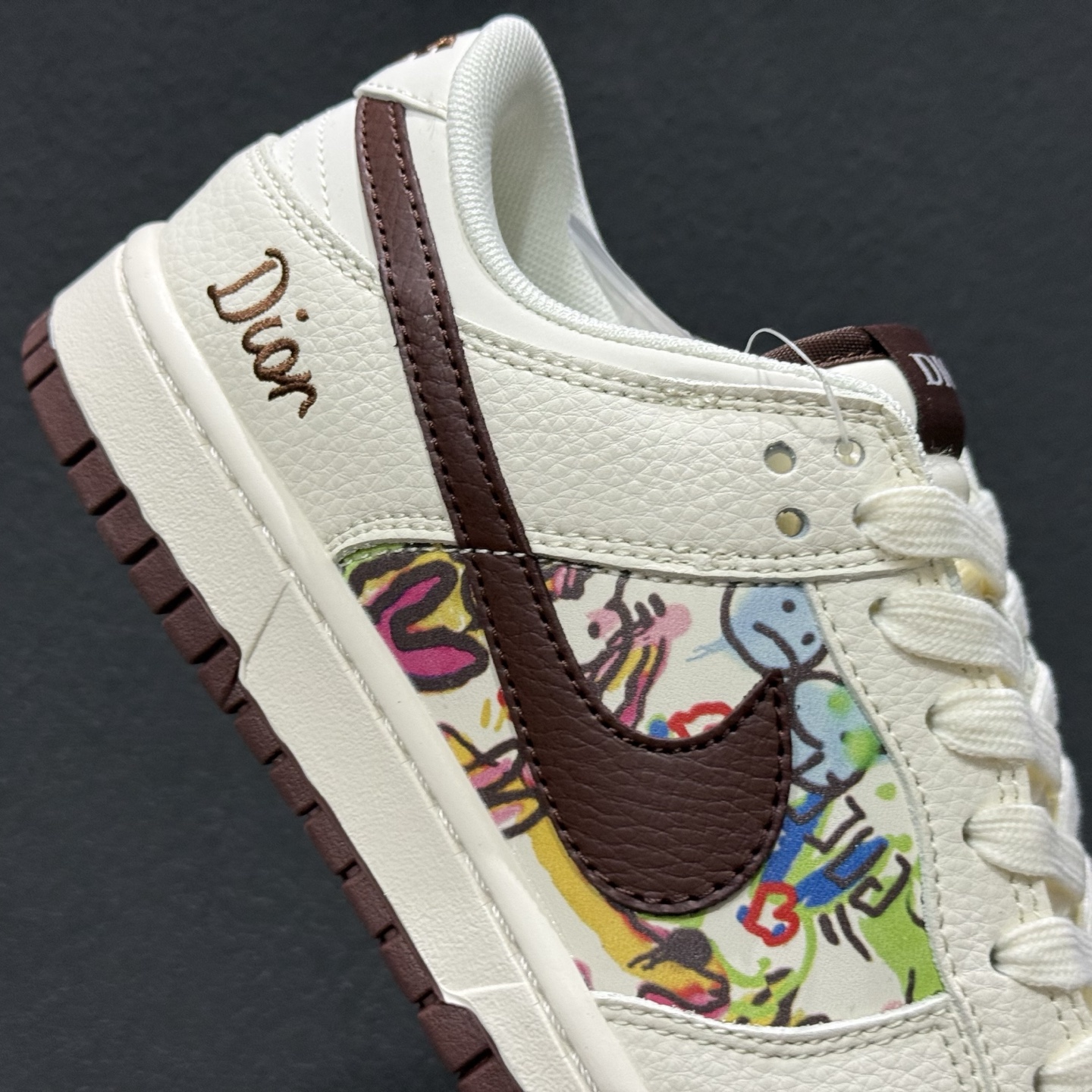 280 海Nike SB Dunk Low “迪奥联名——涂鸦米酒红勾” 高端定制 低帮休闲板鞋 QW5836-033