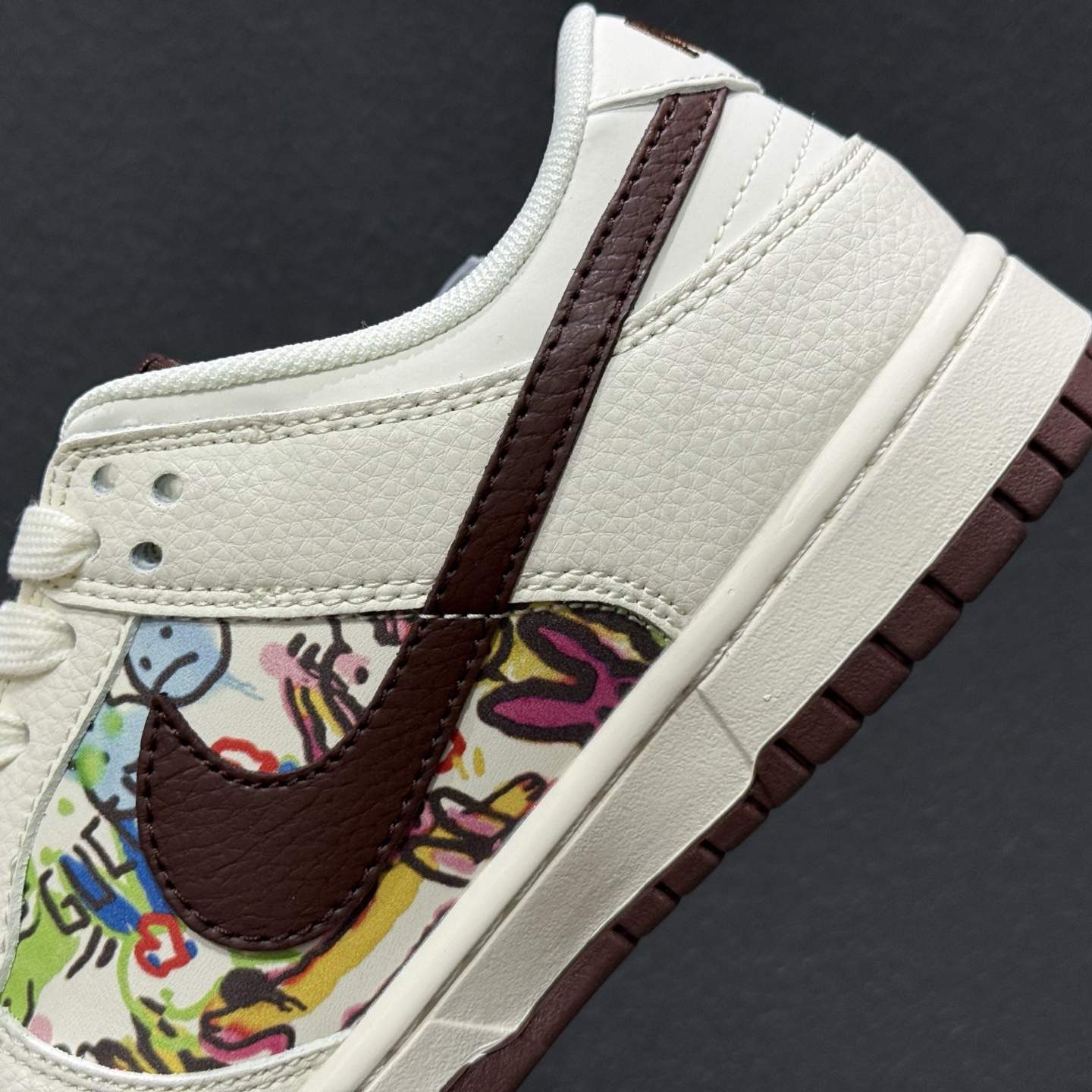280 海Nike SB Dunk Low “迪奥联名——涂鸦米酒红勾” 高端定制 低帮休闲板鞋 QW5836-033