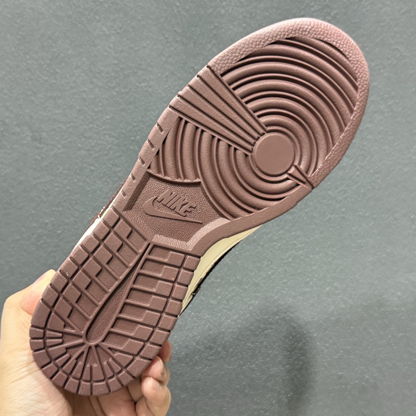 280 海Nike SB Dunk Low “迪奥联名——涂鸦米酒红勾” 高端定制 低帮休闲板鞋 QW5836-033