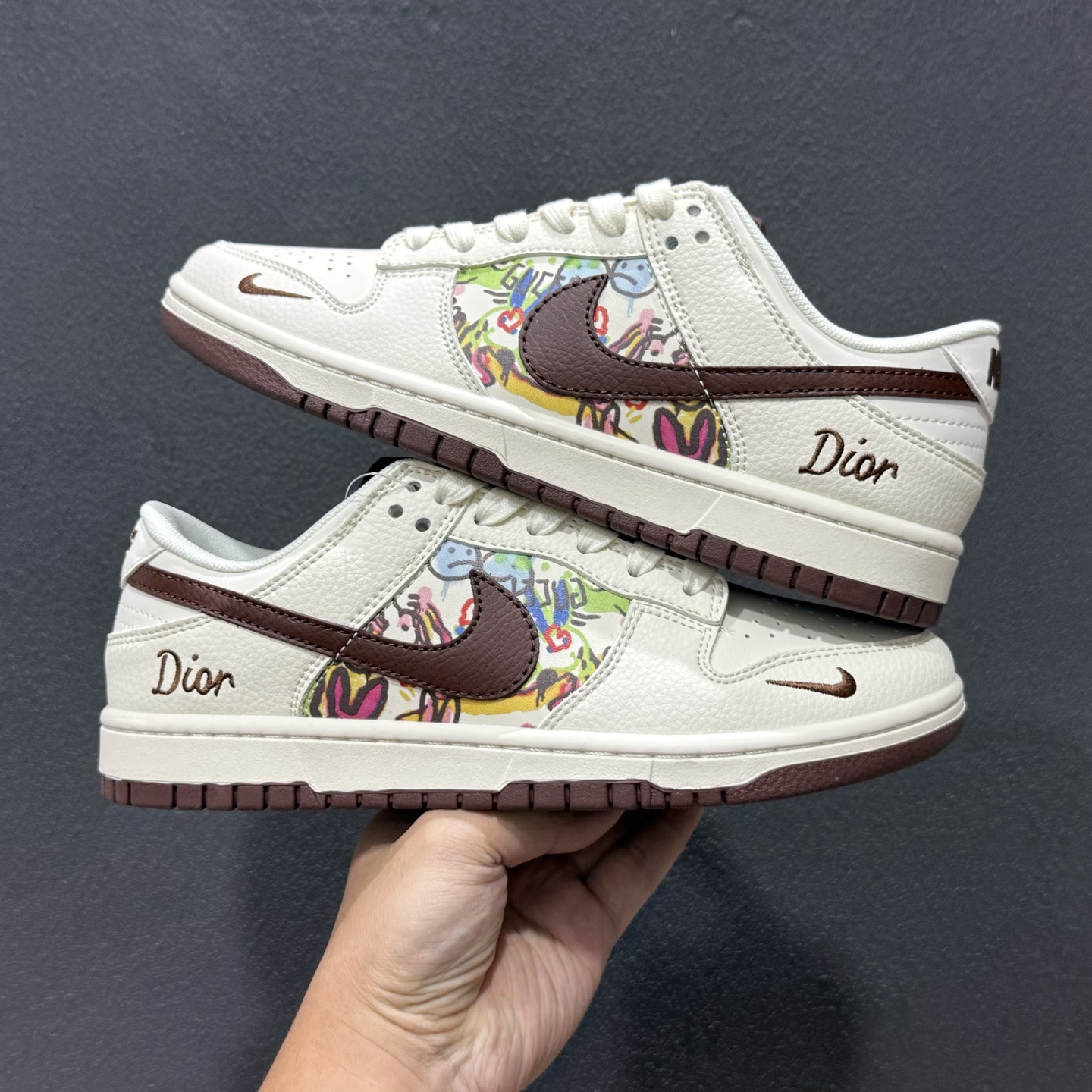 280 海Nike SB Dunk Low “迪奥联名——涂鸦米酒红勾” 高端定制 低帮休闲板鞋 QW5836-033