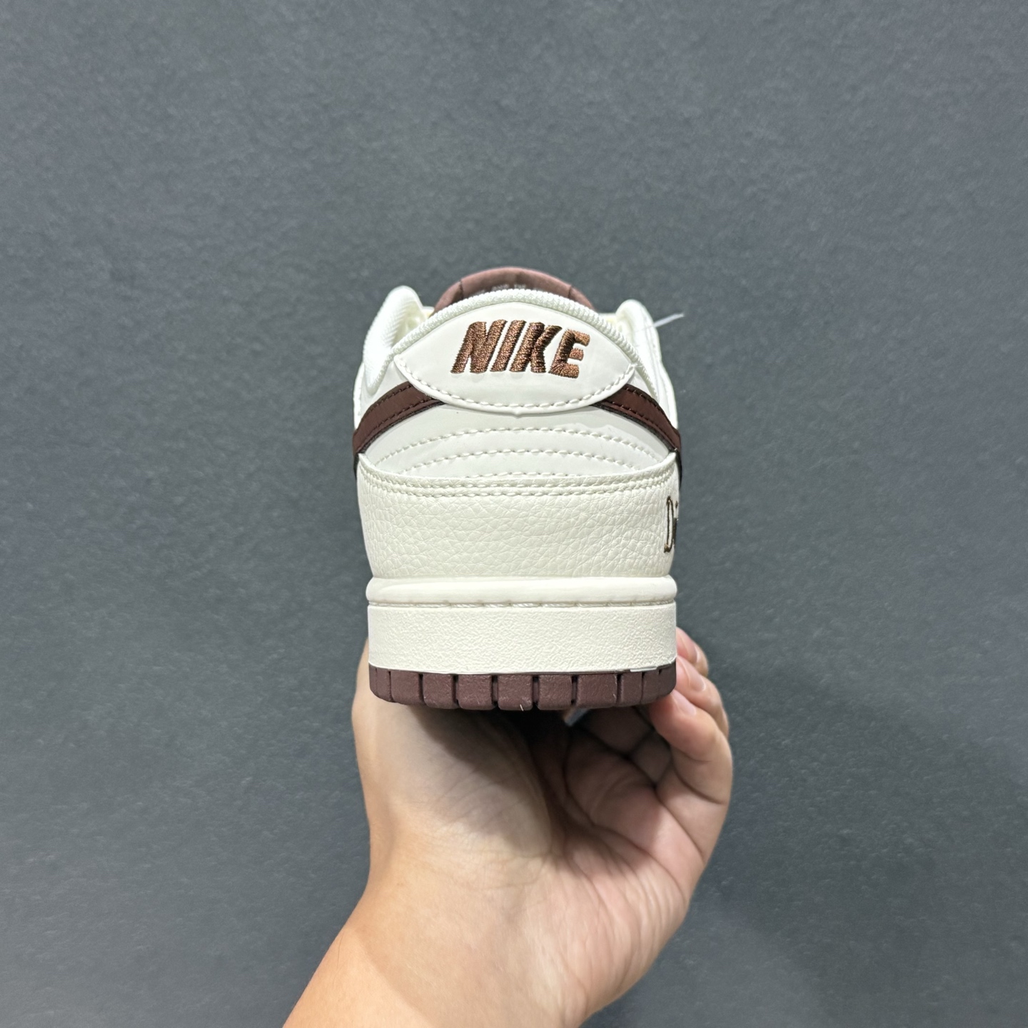 280 海Nike SB Dunk Low “迪奥联名——涂鸦米酒红勾” 高端定制 低帮休闲板鞋 QW5836-033