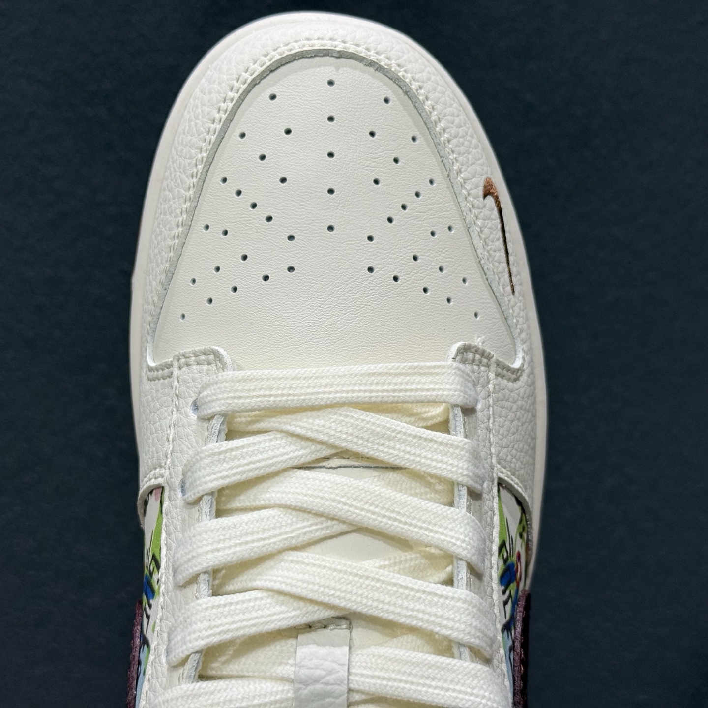 280 海Nike SB Dunk Low “迪奥联名——涂鸦米酒红勾” 高端定制 低帮休闲板鞋 QW5836-033