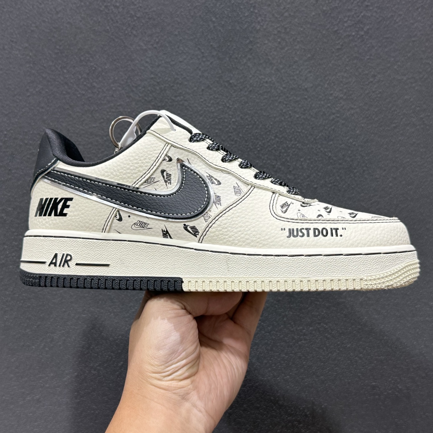 NIke Air Force 1 ’07 Low “NIKE银-米黑印花”空军一号 低帮 运动鞋 DF0188-109 NIke Air Force 1 ’07 Low “NIKE银-米黑印花”空军一号 低帮 运动鞋 DF0188-109