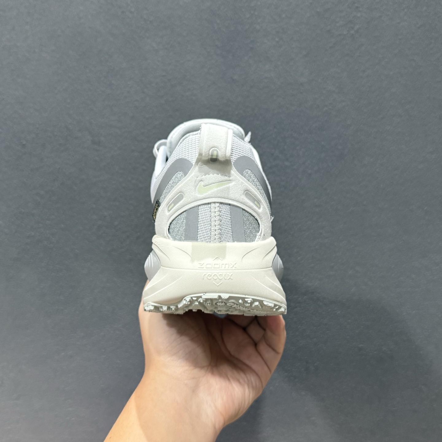 Nike Air Zoom Vomero 18X 运动跑鞋 HM2519-001 Nike Air Zoom Vomero 18X 运动跑鞋 HM2519-001