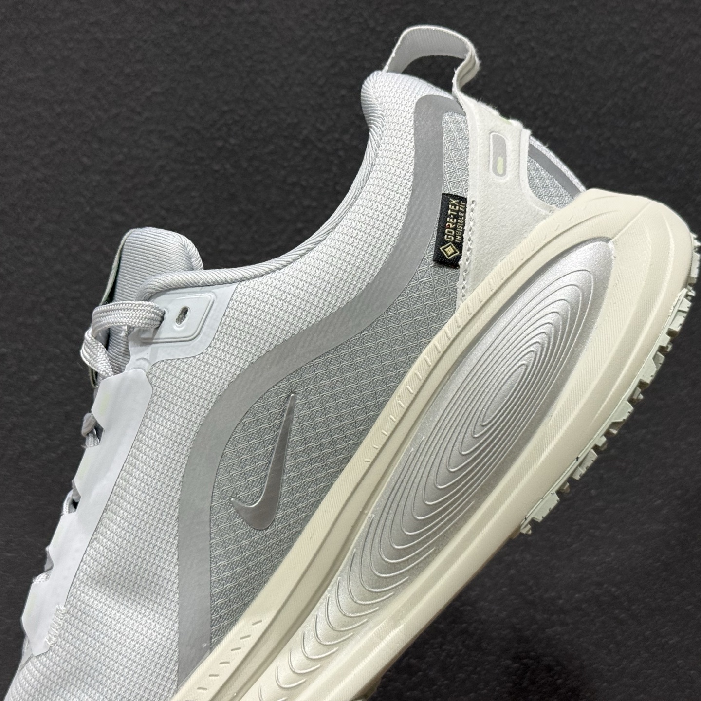 Nike Air Zoom Vomero 18X 运动跑鞋 HM2519-001 Nike Air Zoom Vomero 18X 运动跑鞋 HM2519-001