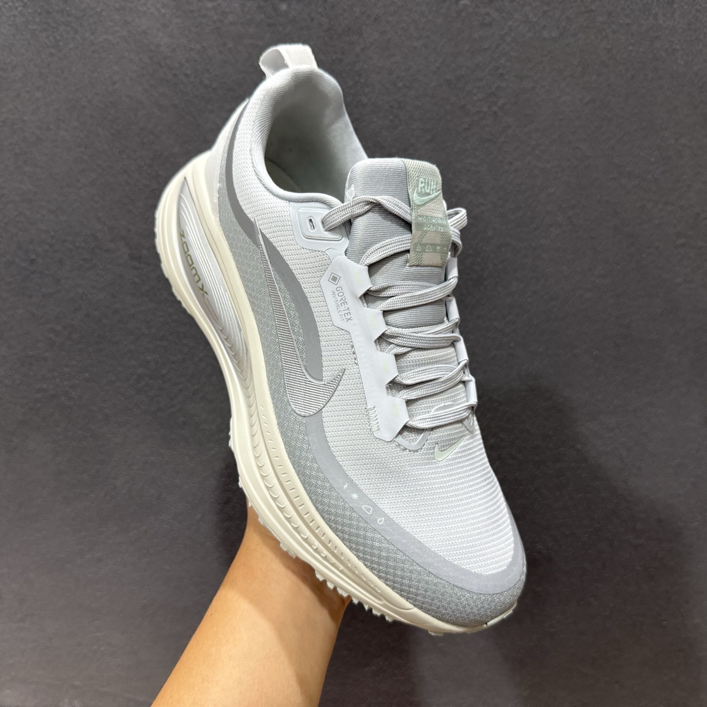 Nike Air Zoom Vomero 18X 运动跑鞋 HM2519-001 Nike Air Zoom Vomero 18X 运动跑鞋 HM2519-001