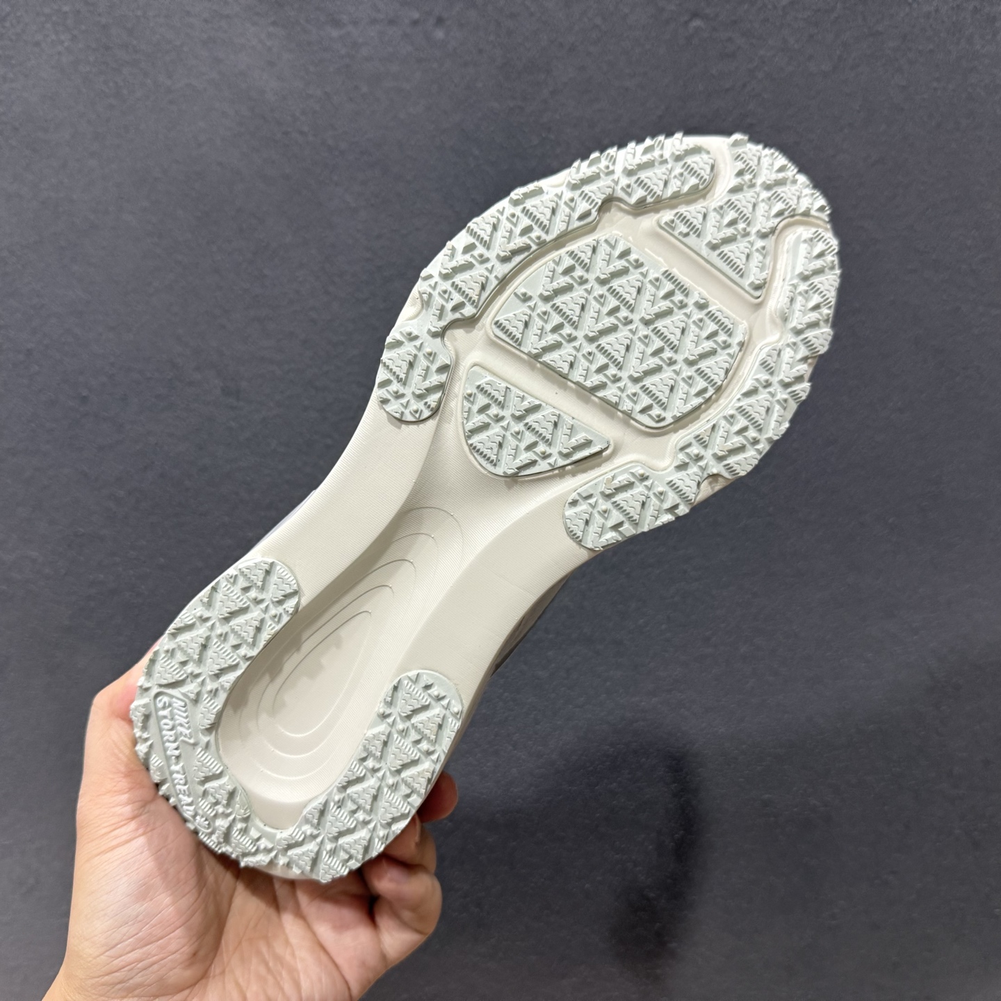 Nike Air Zoom Vomero 18X 运动跑鞋 HM2519-001 Nike Air Zoom Vomero 18X 运动跑鞋 HM2519-001