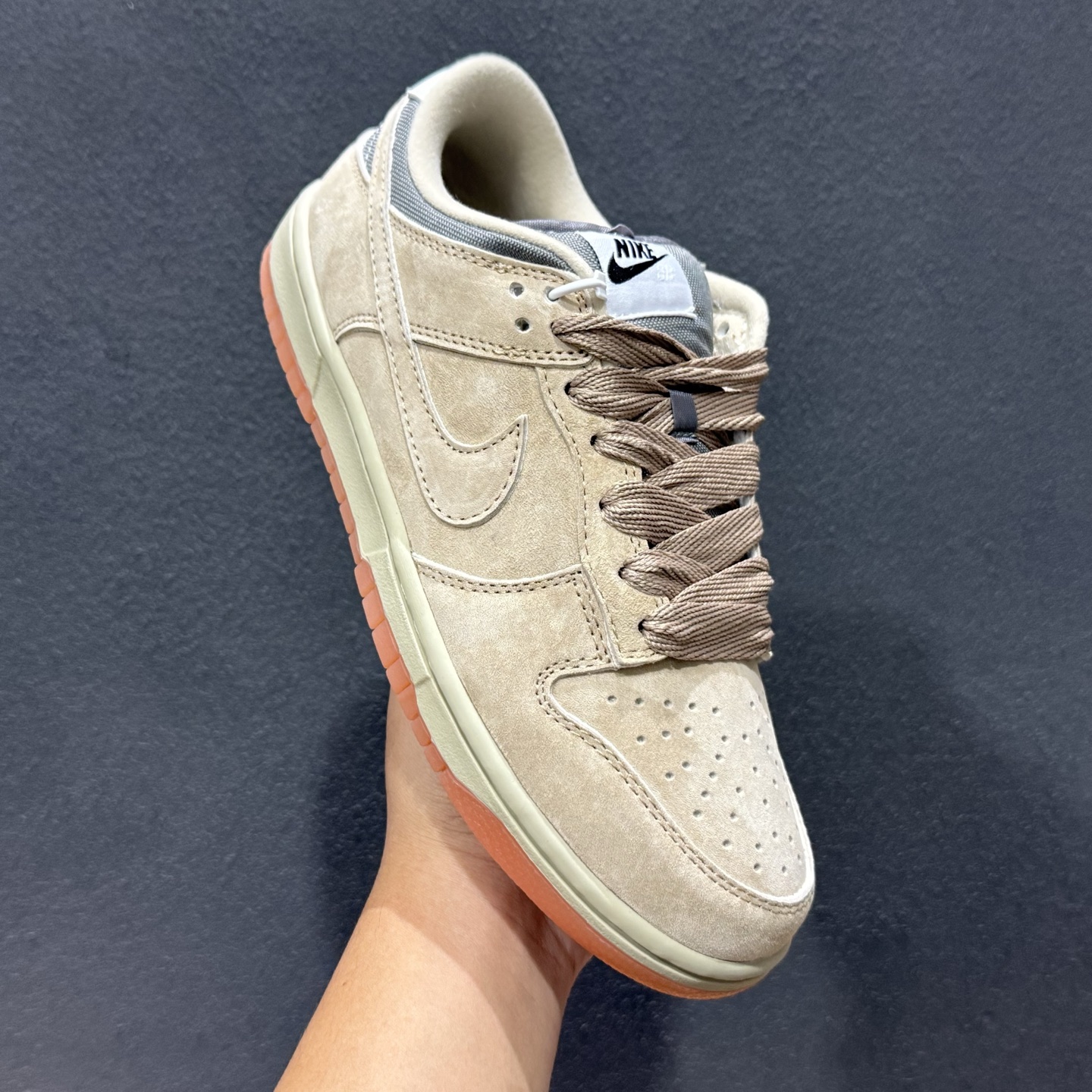Nike Dunk SB Low 橄榄绿 此款以简约大方的造型设计 HJ0367-200