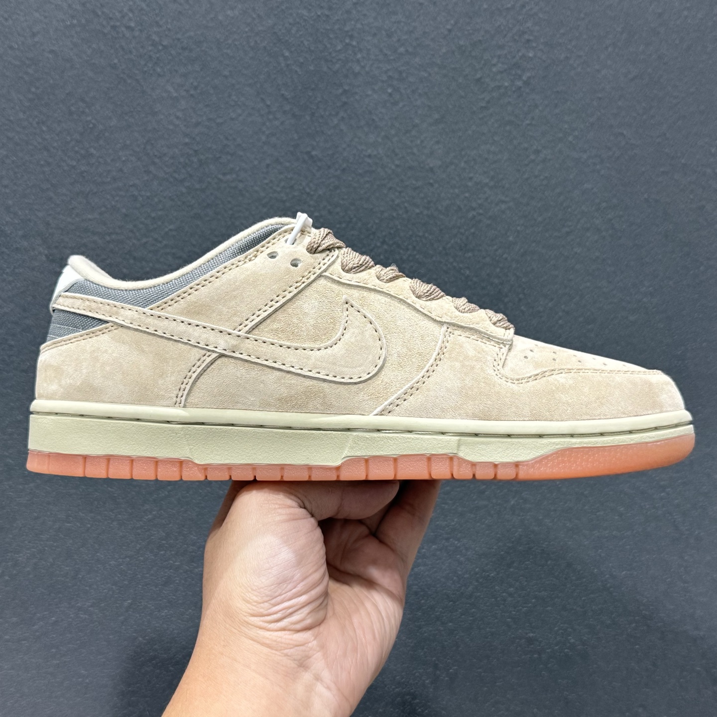 Nike Dunk SB Low 橄榄绿 此款以简约大方的造型设计 HJ0367-200