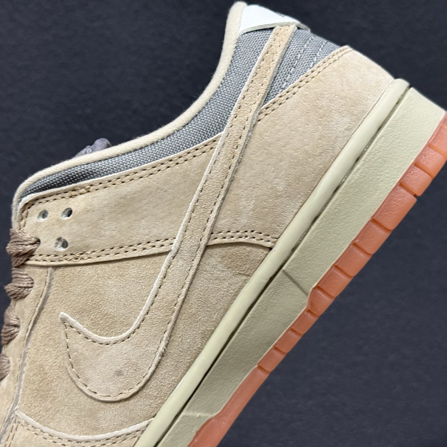 Nike Dunk SB Low 橄榄绿 此款以简约大方的造型设计 HJ0367-200