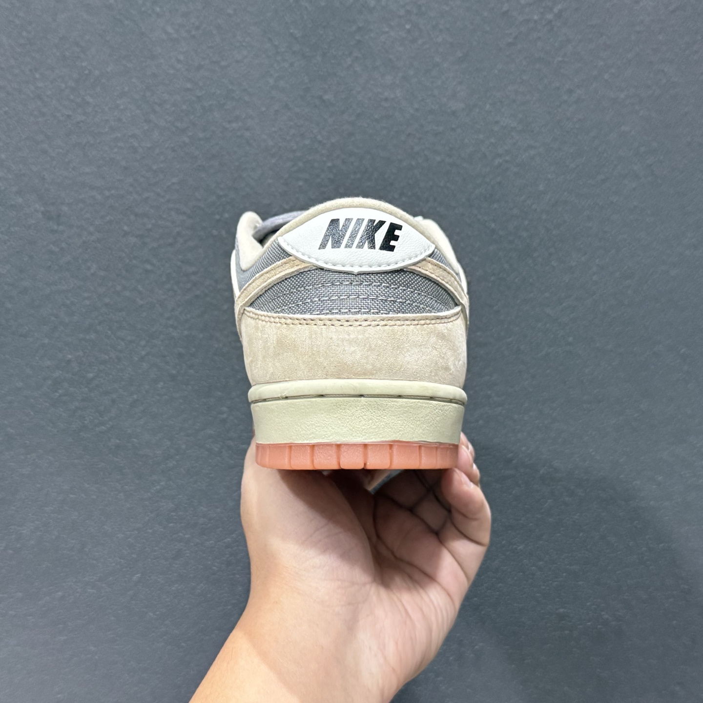 Nike Dunk SB Low 橄榄绿 此款以简约大方的造型设计 HJ0367-200