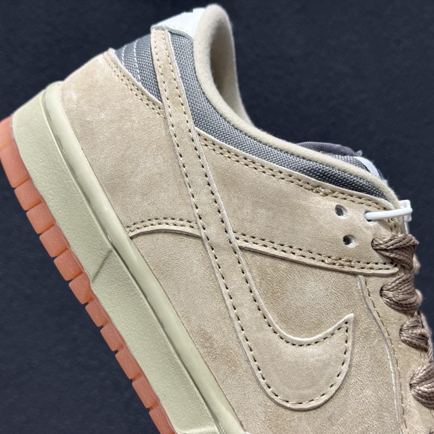 Nike Dunk SB Low 橄榄绿 此款以简约大方的造型设计 HJ0367-200