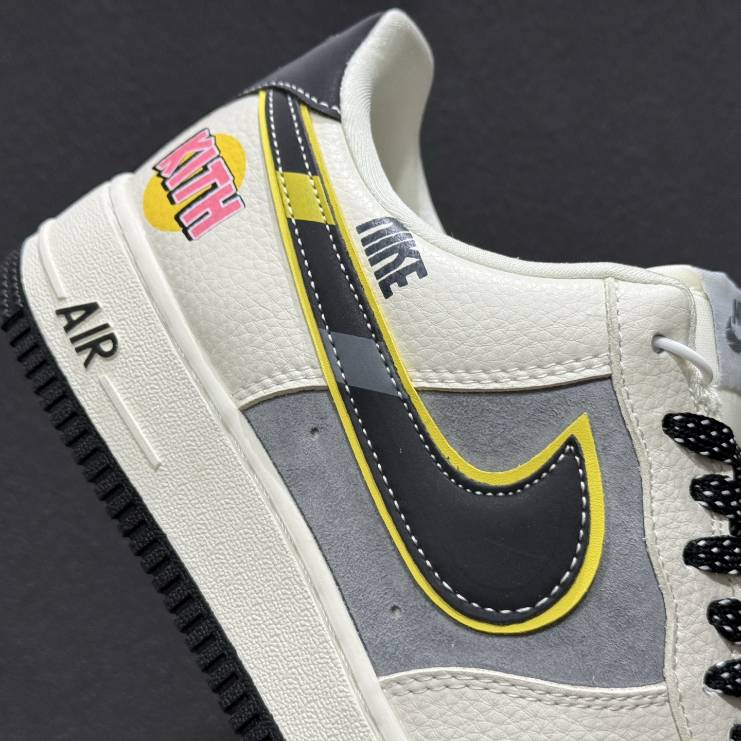Nike Air Force 1 Low KAWS联名 SY1388-013 Nike Air Force 1 Low KAWS联名 SY1388-013
