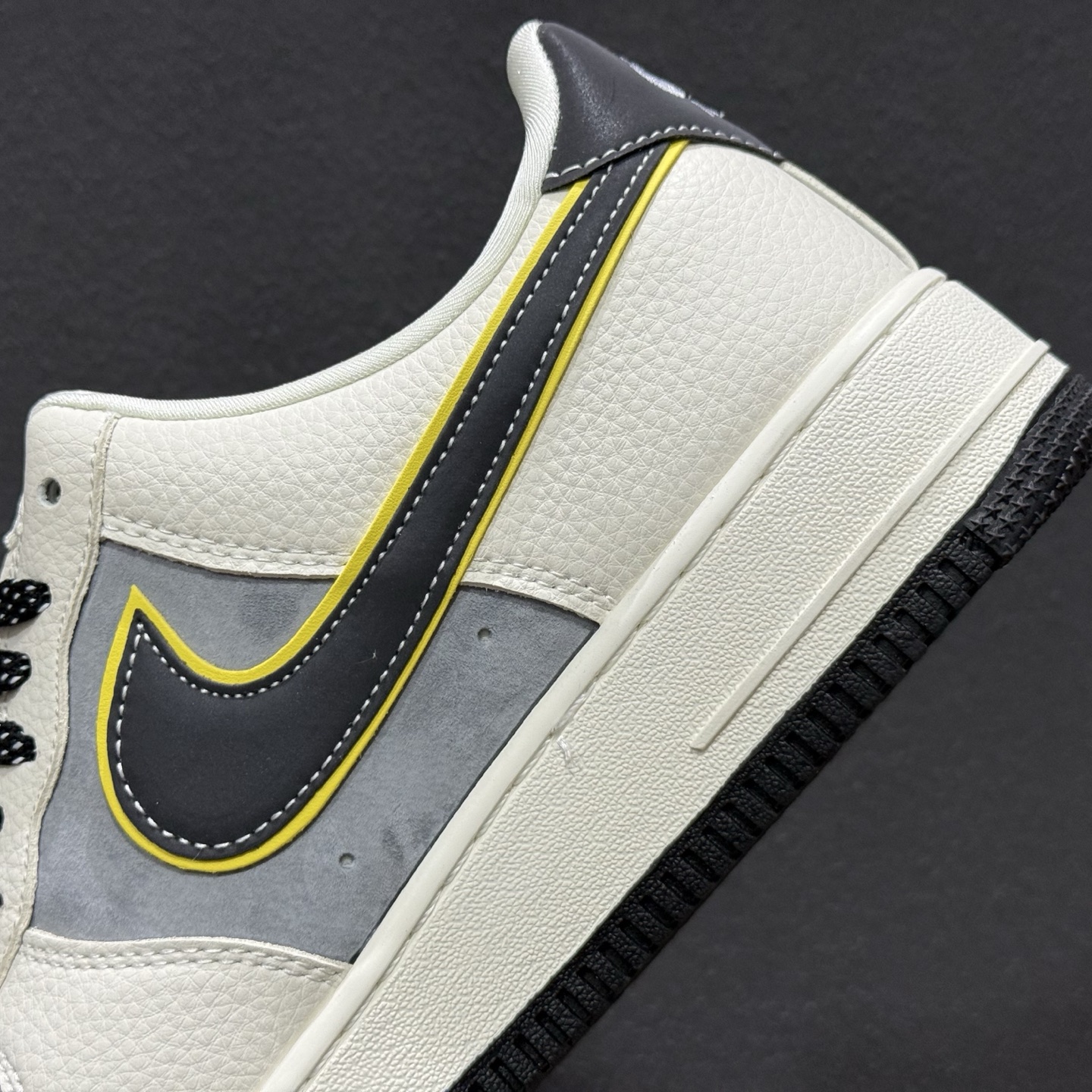 Nike Air Force 1 Low KAWS联名 SY1388-013 Nike Air Force 1 Low KAWS联名 SY1388-013