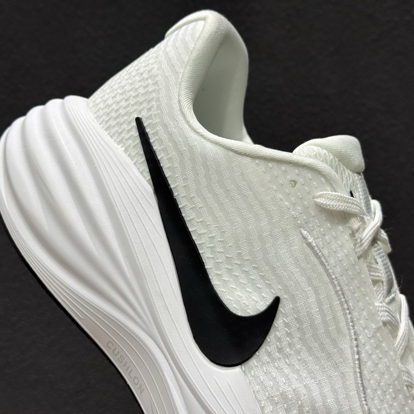 Nike Zoom VOMERO 耐克 舒适减震防滑 低帮跑步鞋全掌ReactX泡绵中底 YC2661-001