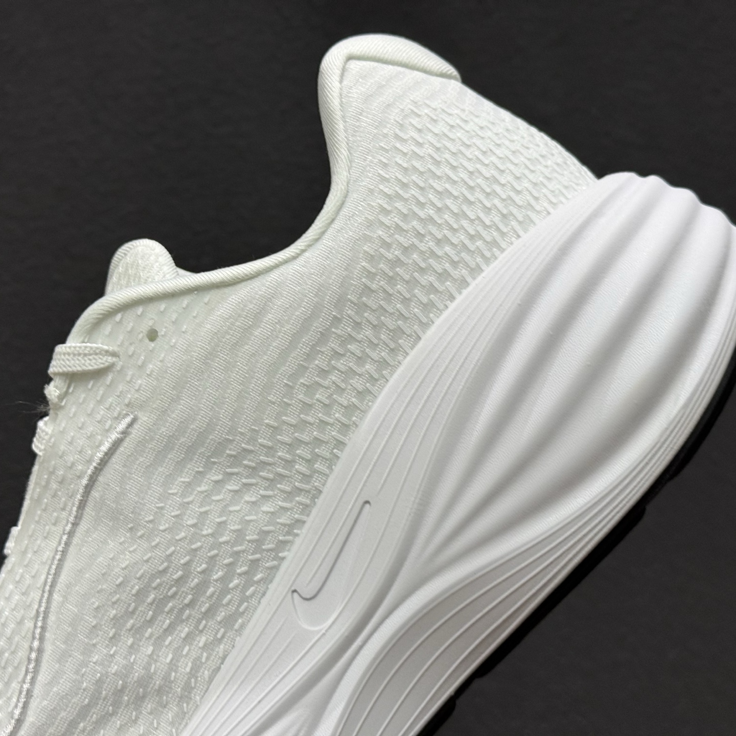 Nike Zoom VOMERO 耐克 舒适减震防滑 低帮跑步鞋全掌ReactX泡绵中底 YC2661-001