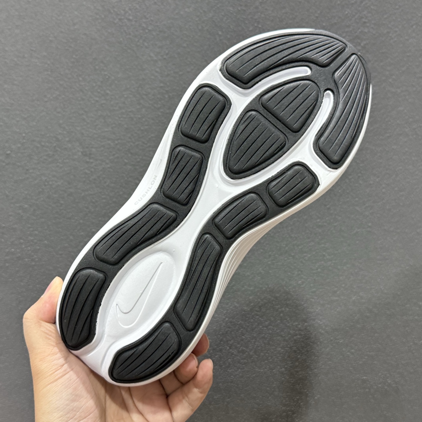 Nike Zoom VOMERO 耐克 舒适减震防滑 低帮跑步鞋全掌ReactX泡绵中底 YC2661-001
