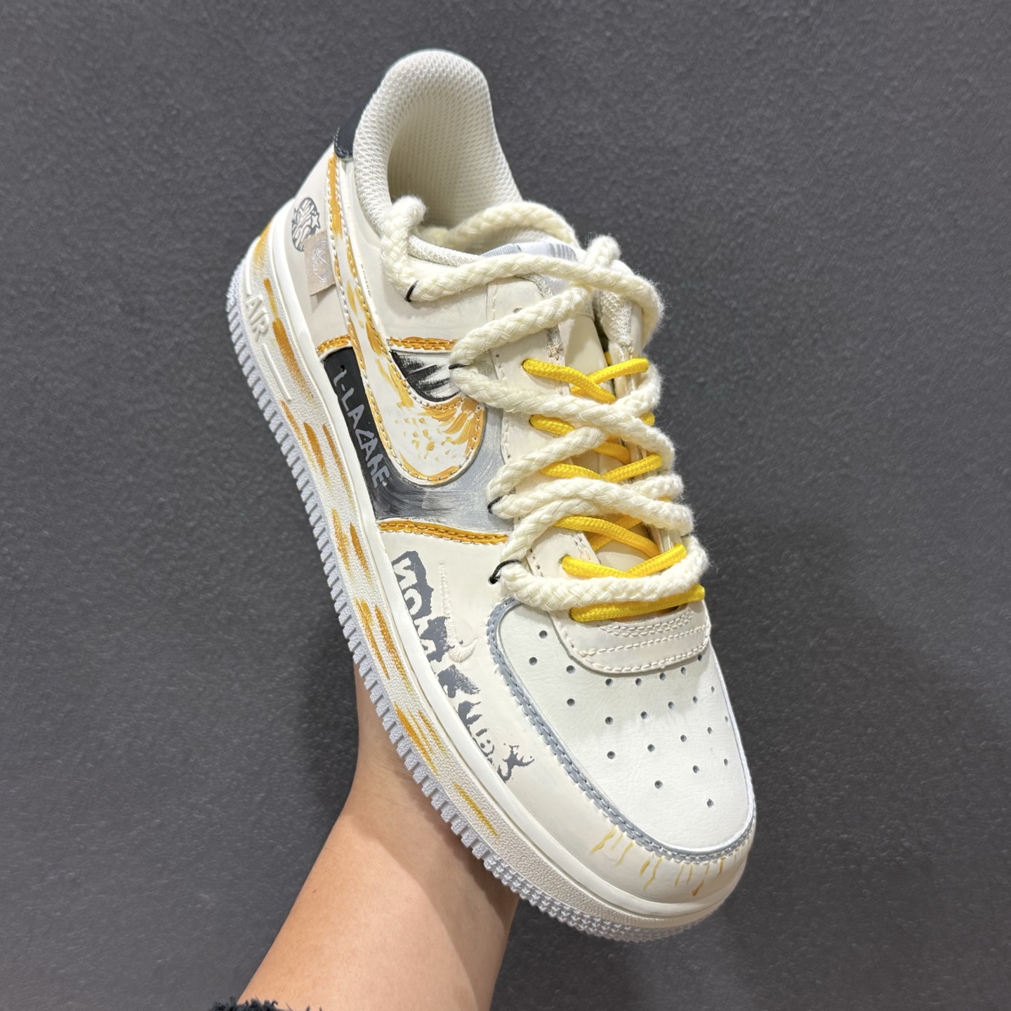 （39-45） 手绘涂鸦“涂鸦白皮书”Nike Air Force 1 “Graffiti White Paper”空军一号定制板鞋 DB3301-101