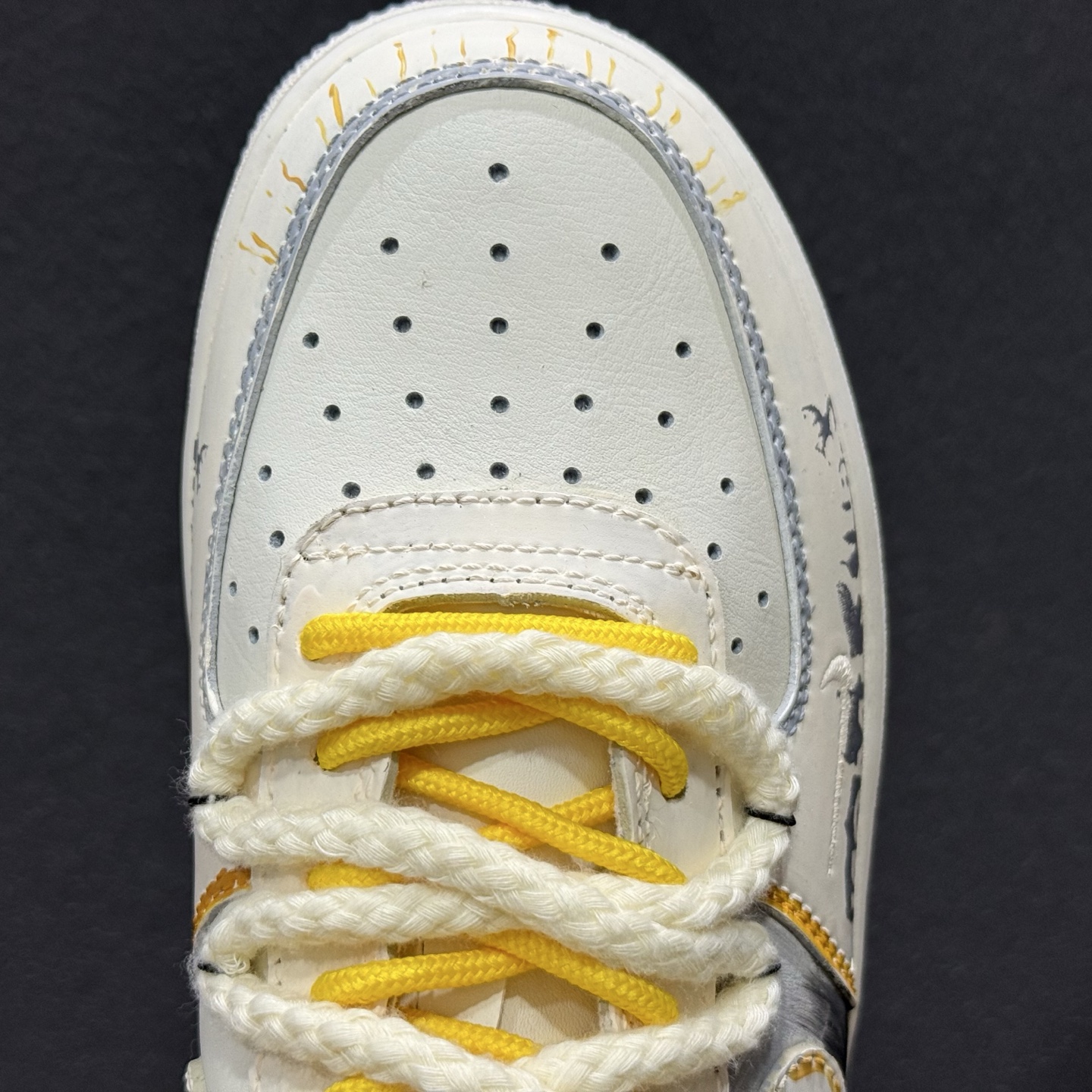 （39-45） 手绘涂鸦“涂鸦白皮书”Nike Air Force 1 “Graffiti White Paper”空军一号定制板鞋 DB3301-101