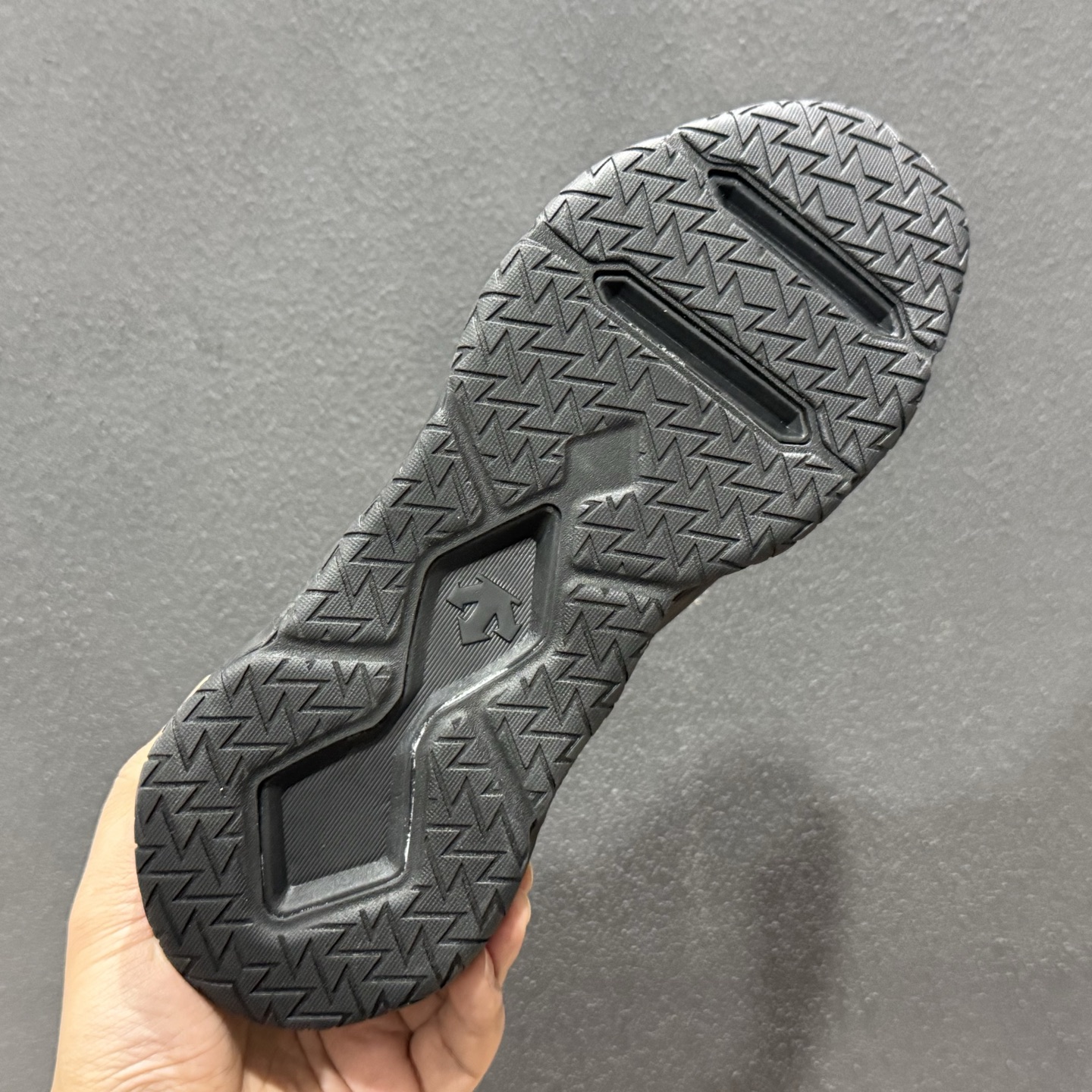 K L/DESCENTE迪桑特轻盈防水时尚休闲运动覆盖防水男子越野跑鞋 K L/DESCENTE迪桑特轻盈防水时尚休闲运动覆盖防水男子越野跑鞋