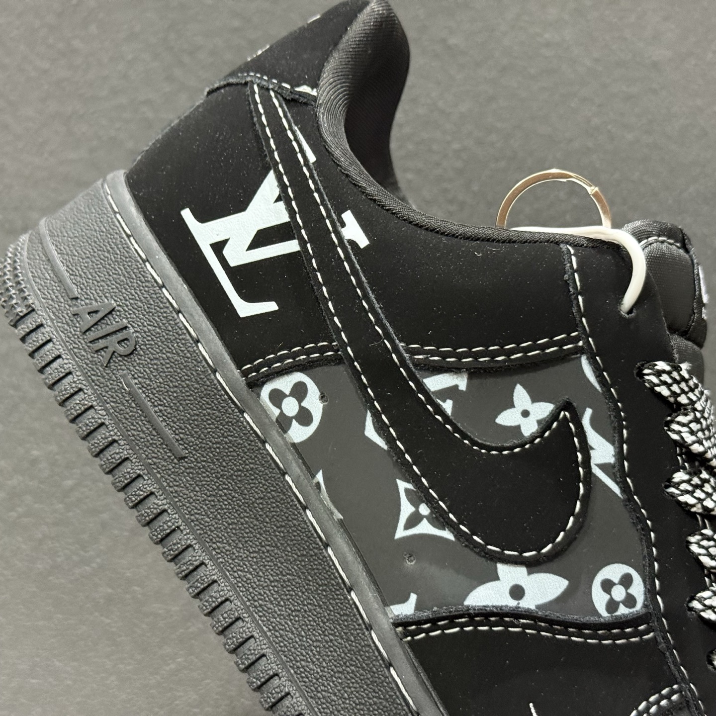 NIke Air Force 1 '07 Low “LV联名——灰黑印花”空军一号 低帮 运动鞋 XL1979-126 NIke Air Force 1 '07 Low “LV联名——灰黑印花”空军一号 低帮 运动鞋 XL1979-126