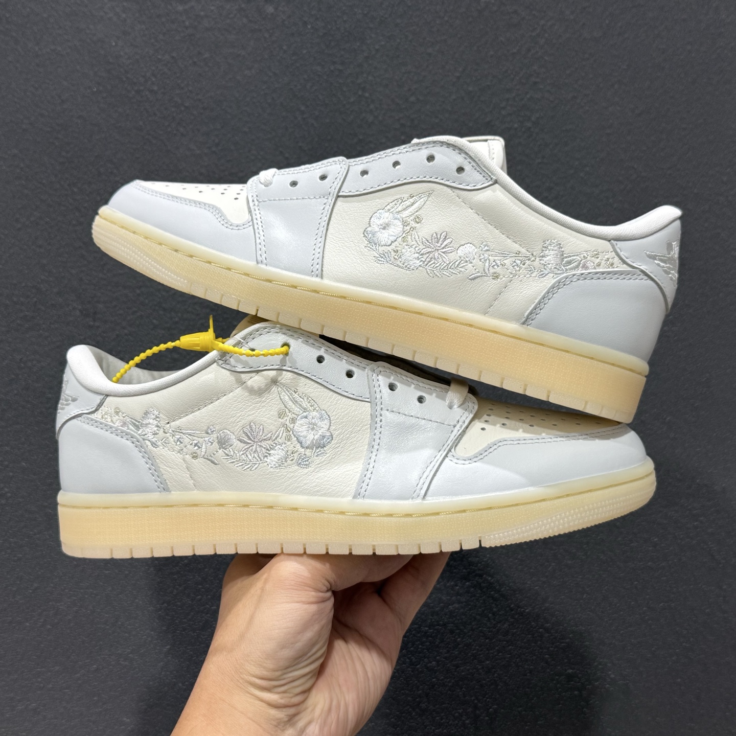 原装裸鞋级 市面最高工艺产物 Air Jordan 1 Low花卉刺绣 IF4391-100 原装裸鞋级 市面最高工艺产物 Air Jordan 1 Low花卉刺绣 IF4391-100
