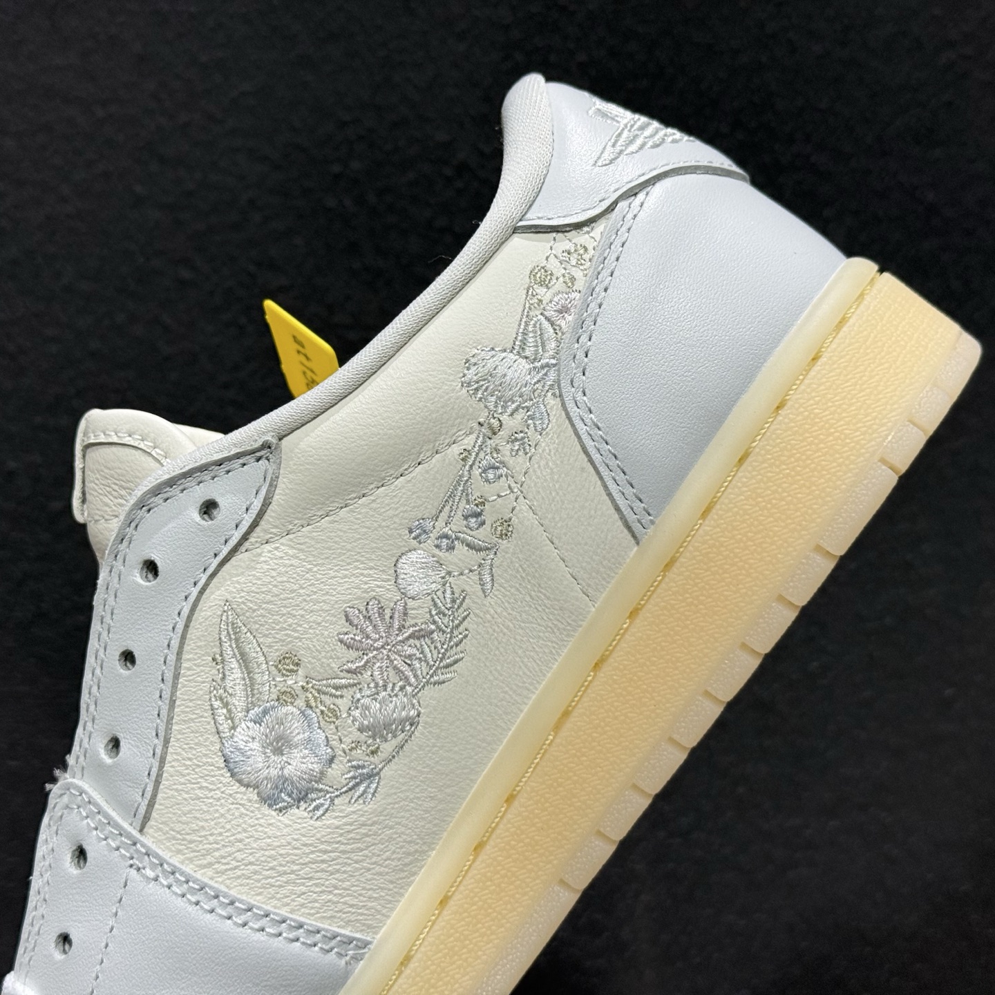 原装裸鞋级 市面最高工艺产物 Air Jordan 1 Low花卉刺绣 IF4391-100 原装裸鞋级 市面最高工艺产物 Air Jordan 1 Low花卉刺绣 IF4391-100