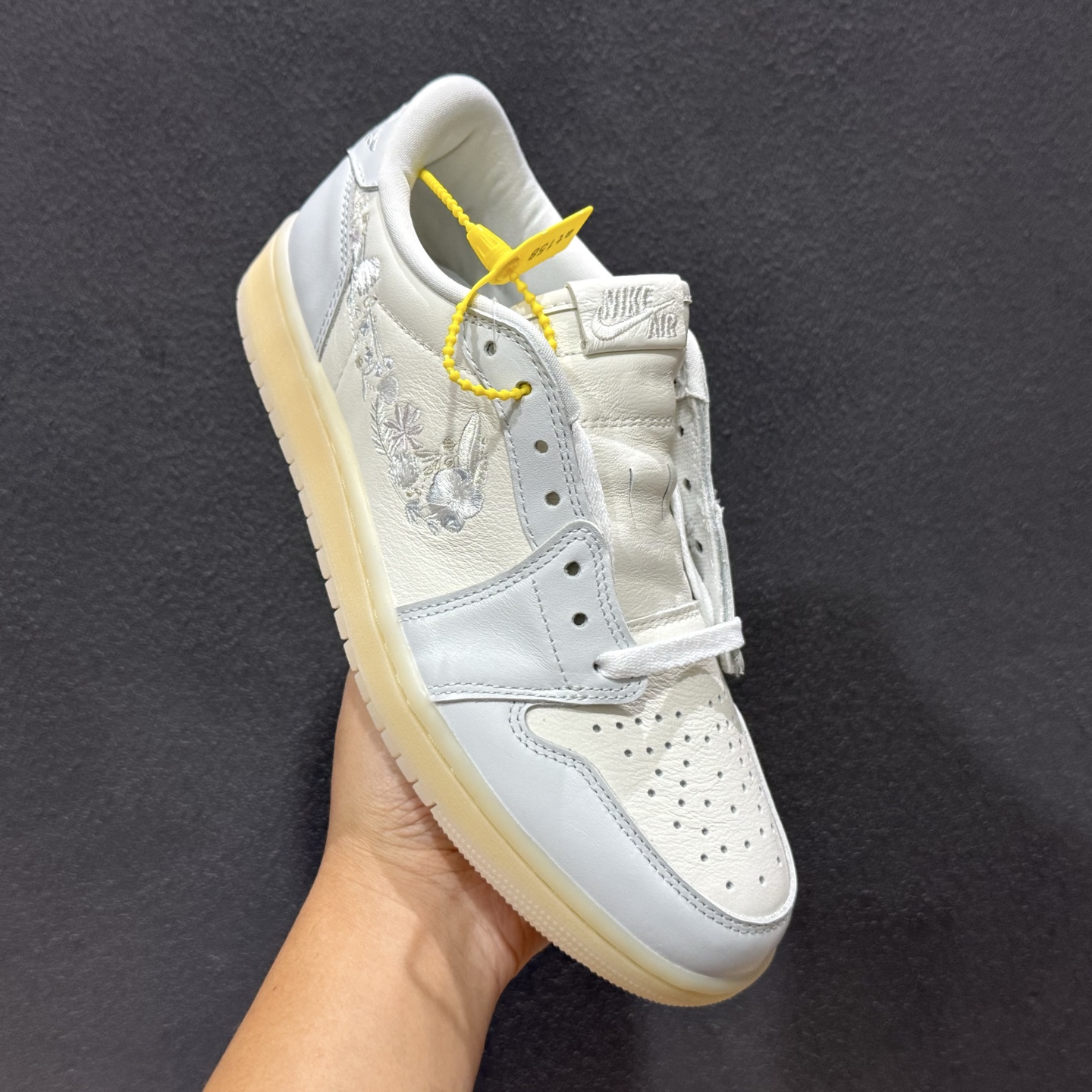 原装裸鞋级 市面最高工艺产物 Air Jordan 1 Low花卉刺绣 IF4391-100 原装裸鞋级 市面最高工艺产物 Air Jordan 1 Low花卉刺绣 IF4391-100