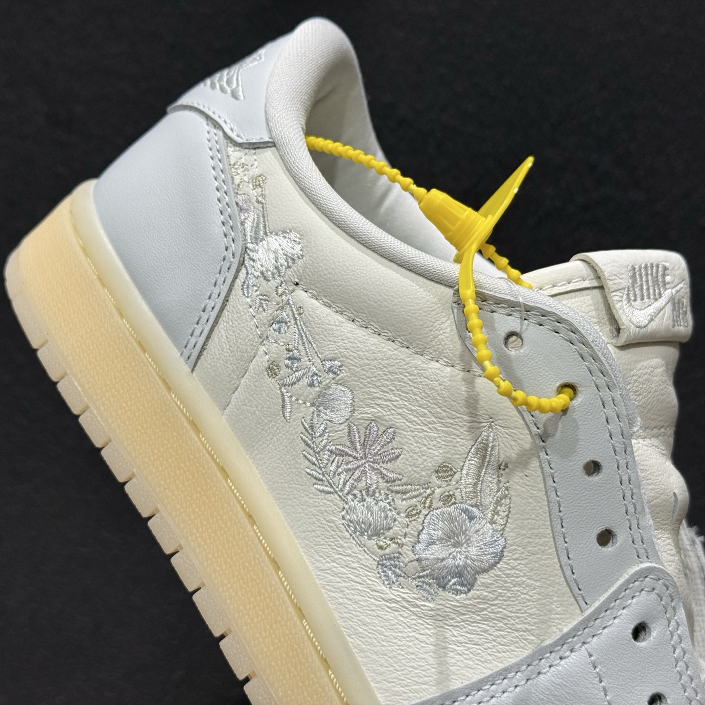 原装裸鞋级 市面最高工艺产物 Air Jordan 1 Low花卉刺绣 IF4391-100 原装裸鞋级 市面最高工艺产物 Air Jordan 1 Low花卉刺绣 IF4391-100