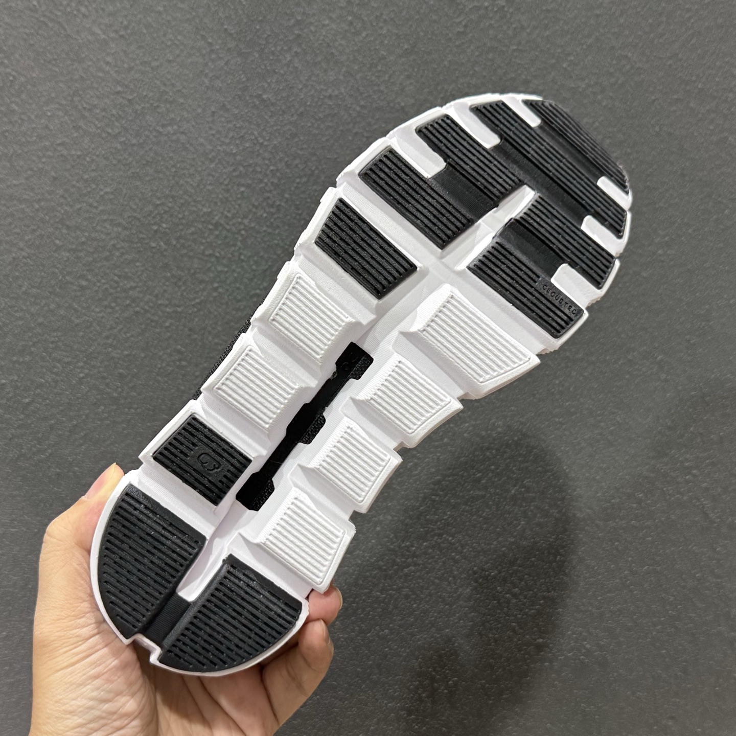 LOEWE x Cloudtilt 2.0 昂跑罗意威联名 圆头系带生活休闲鞋