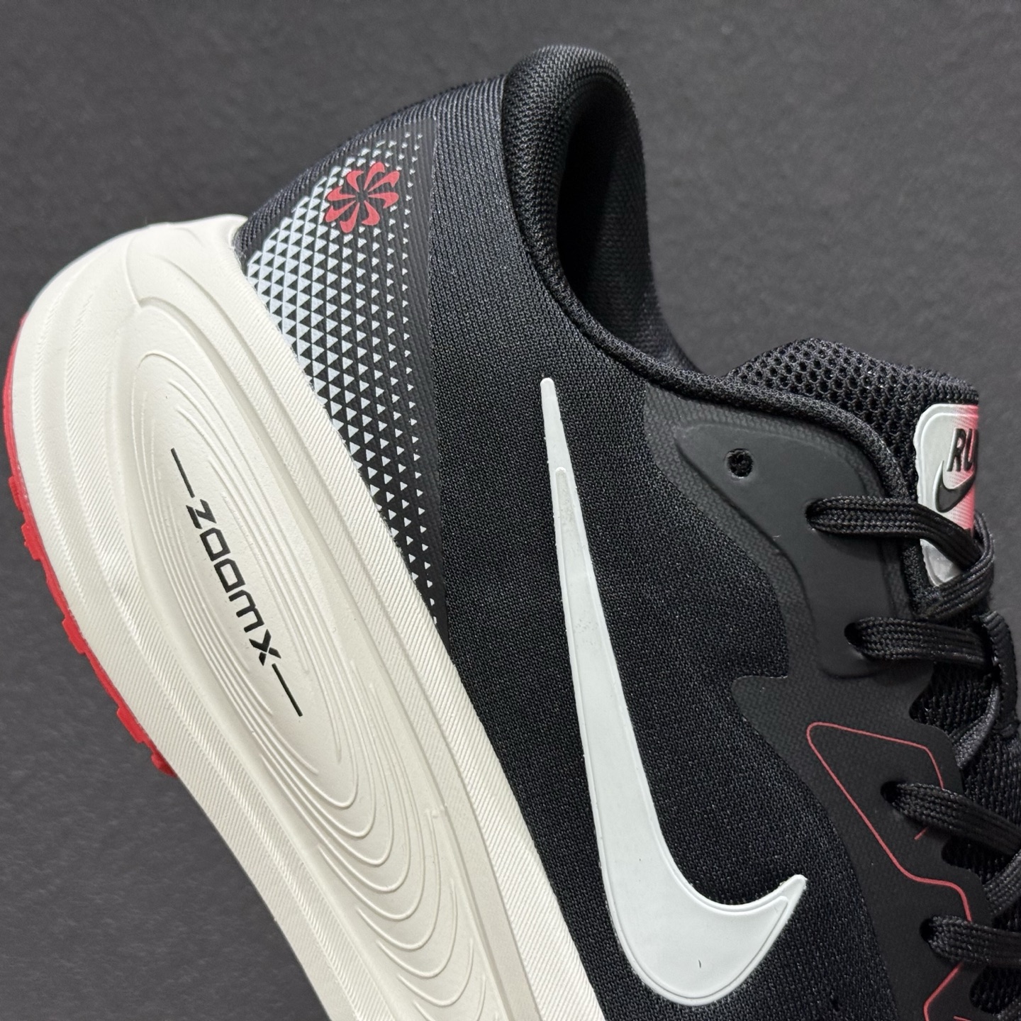 Nike VOMERO 18X 轻盈跑鞋 低帮 休闲跑步鞋 HM2519-101