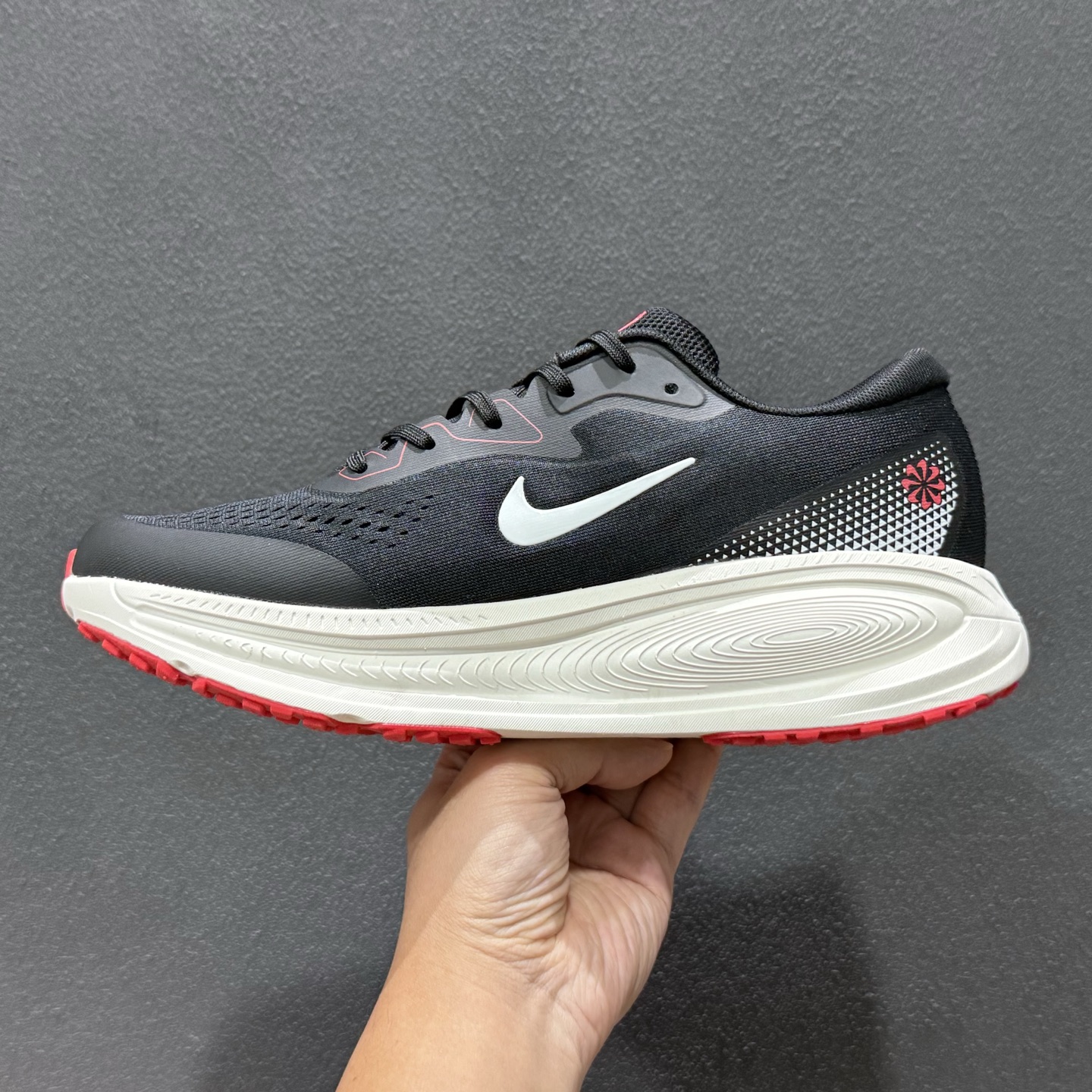 Nike VOMERO 18X 轻盈跑鞋 低帮 休闲跑步鞋 HM2519-101