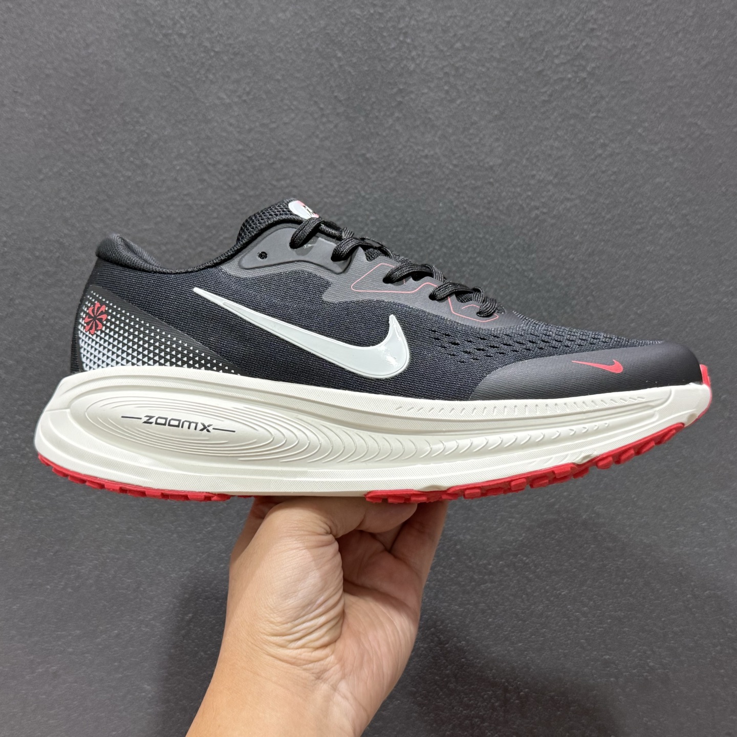 Nike VOMERO 18X 轻盈跑鞋 低帮 休闲跑步鞋 HM2519-101