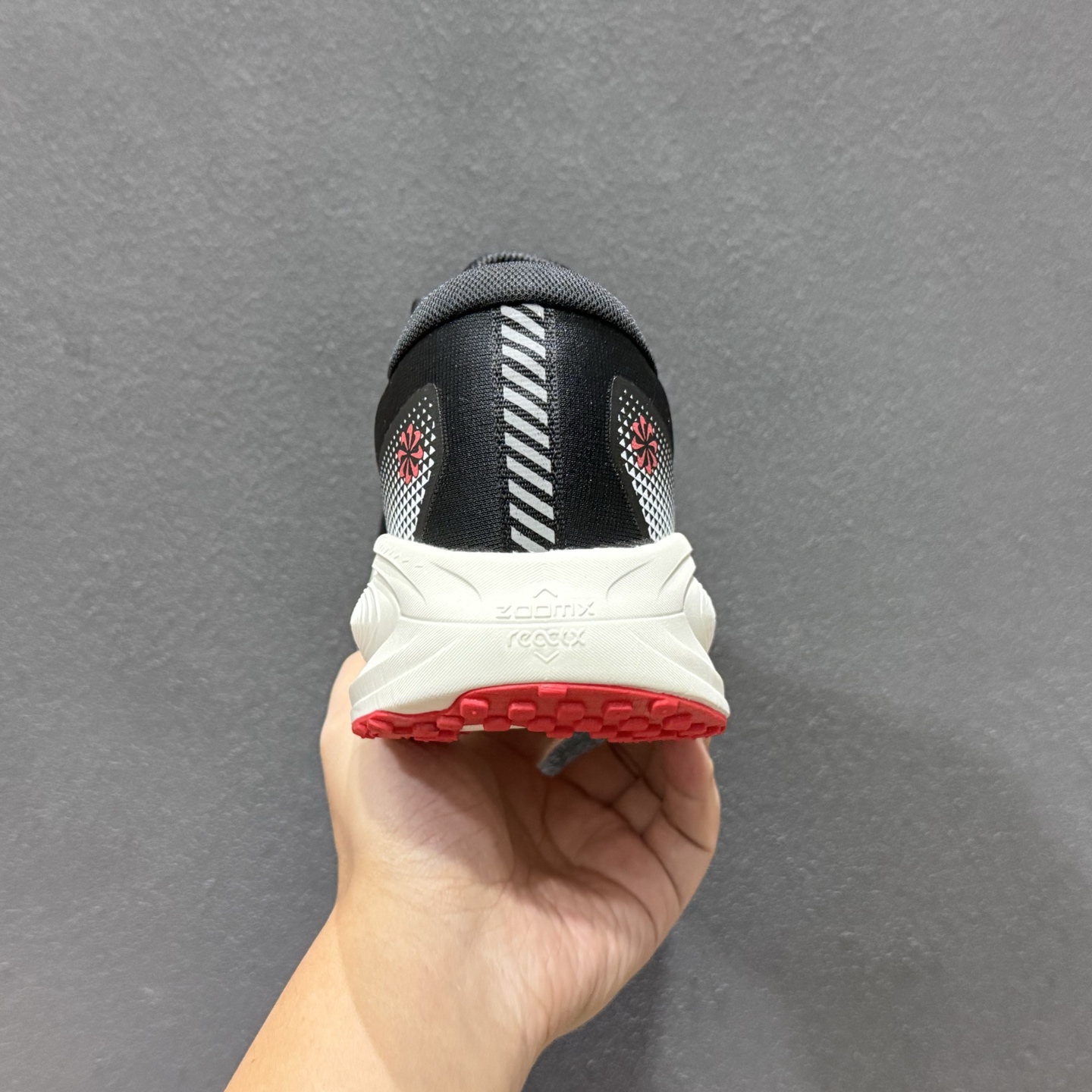 Nike VOMERO 18X 轻盈跑鞋 低帮 休闲跑步鞋 HM2519-101