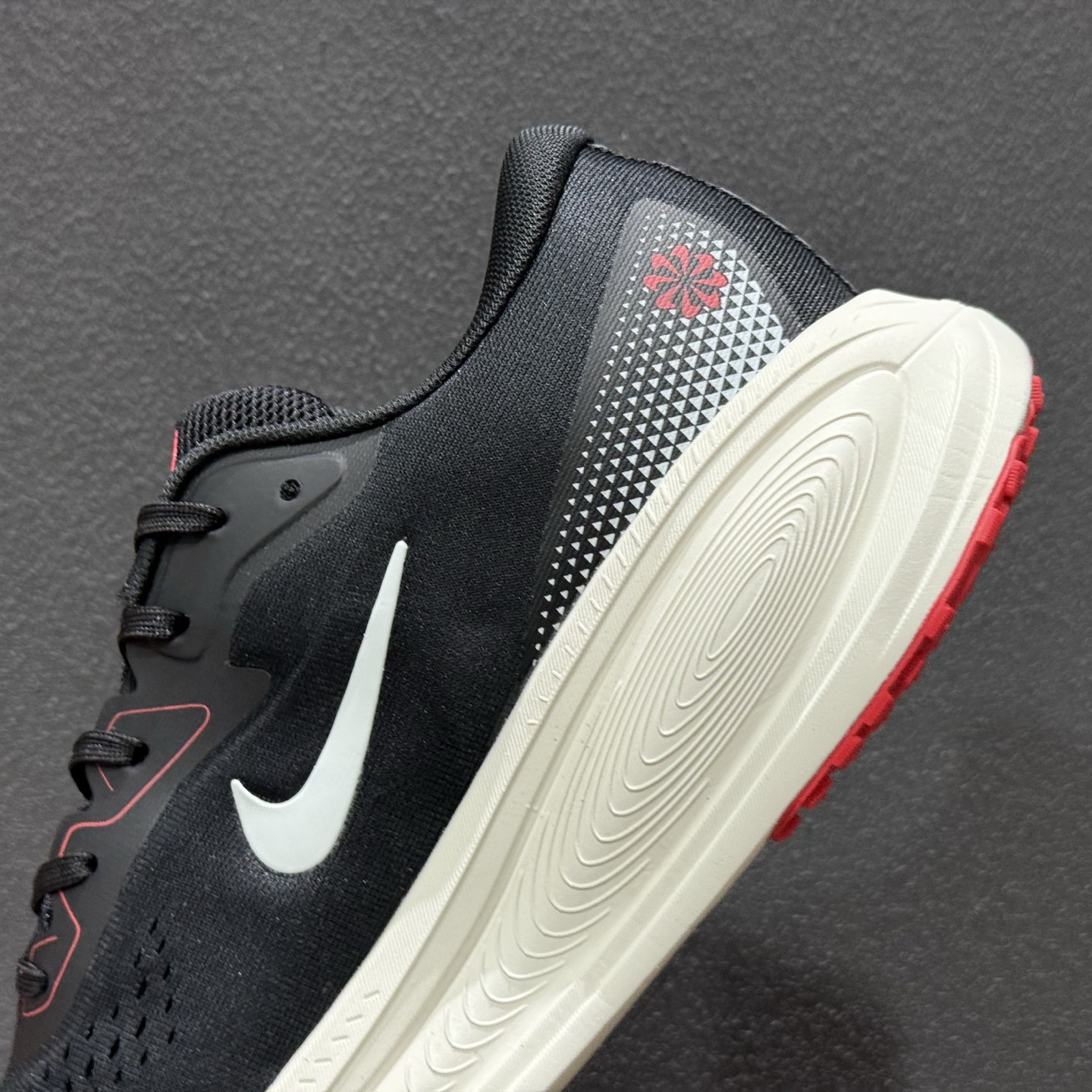 Nike VOMERO 18X 轻盈跑鞋 低帮 休闲跑步鞋 HM2519-101