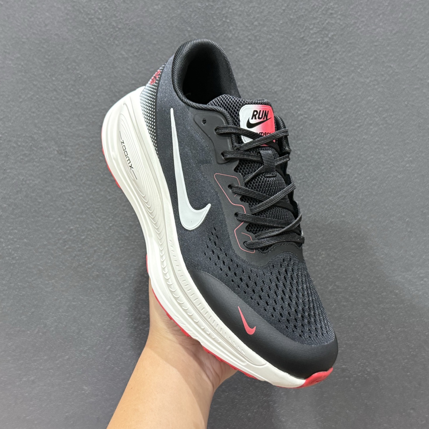 Nike VOMERO 18X 轻盈跑鞋 低帮 休闲跑步鞋 HM2519-101