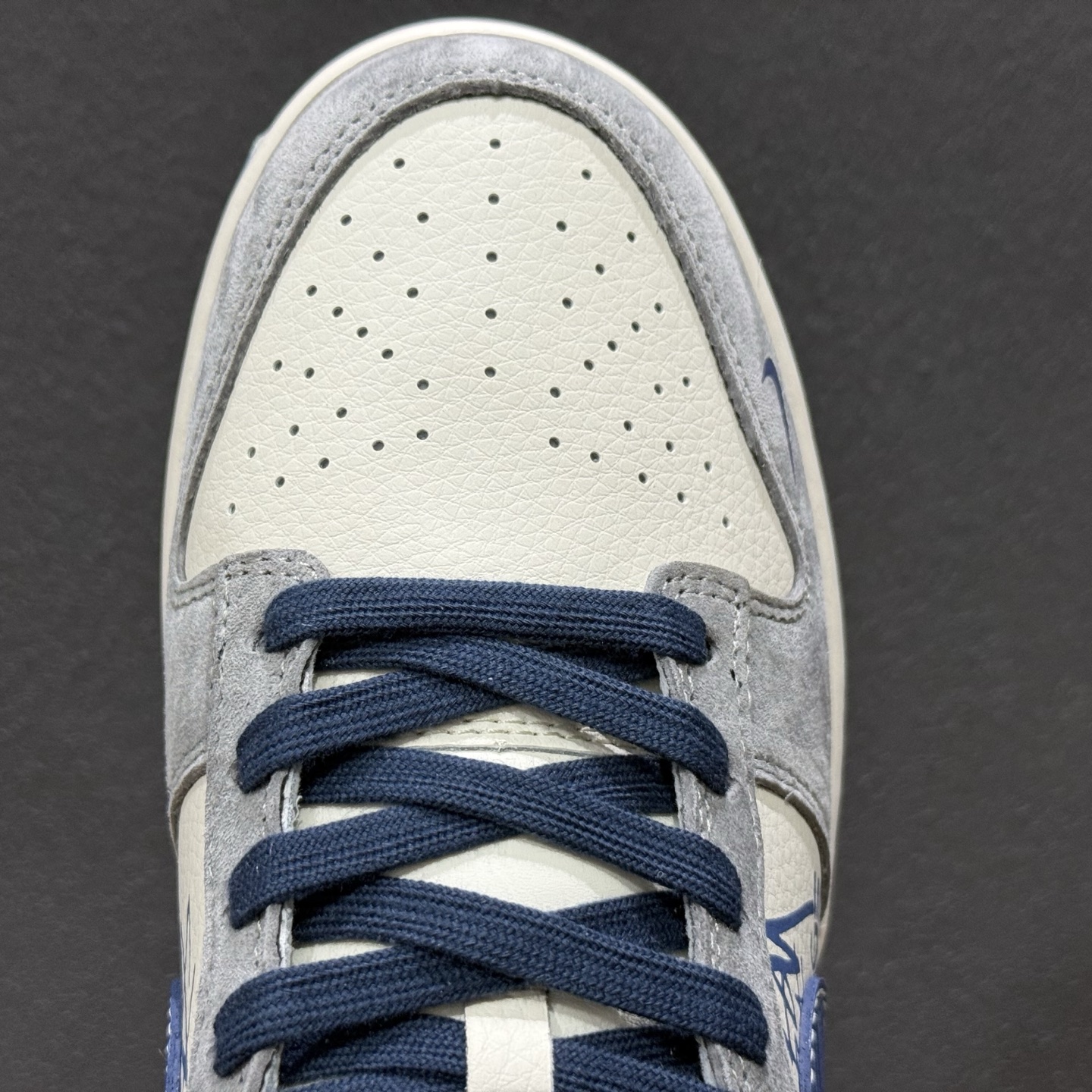 高端定制Nike SB Dunk Low “斯图西联名------米白灰蓝渡鸦” 低帮休闲板鞋 XD1588-243
