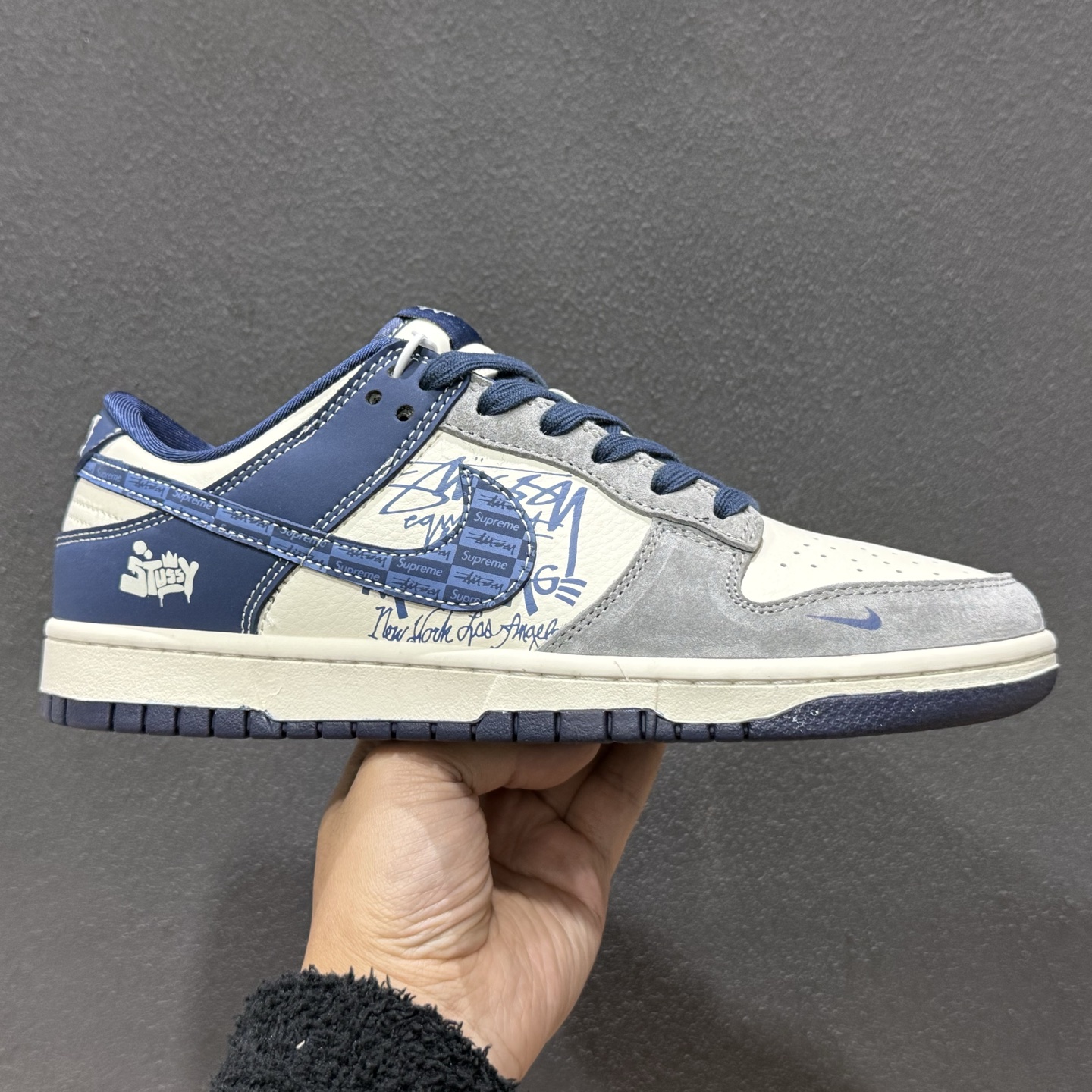 高端定制Nike SB Dunk Low “斯图西联名——米白灰蓝渡鸦” 低帮休闲板鞋 XD1588-243